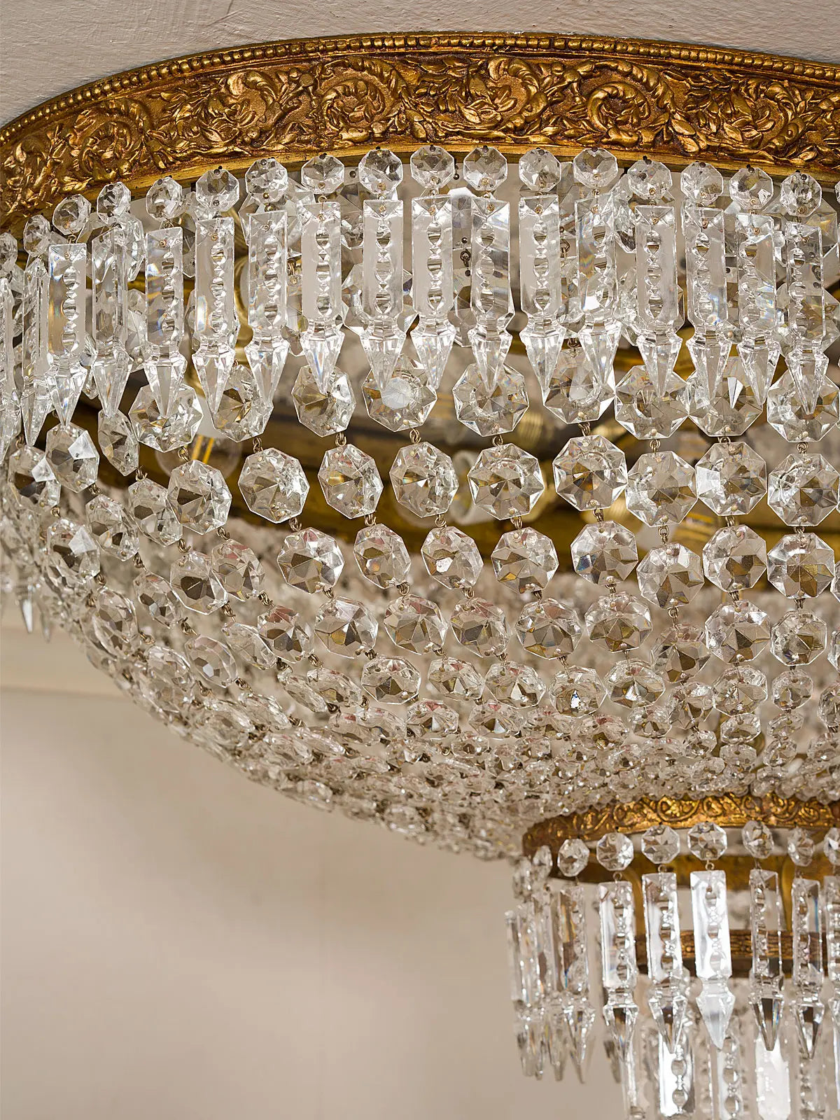 Lampadario a soffitto ovale in cristallo. - Lo Stile Italiano