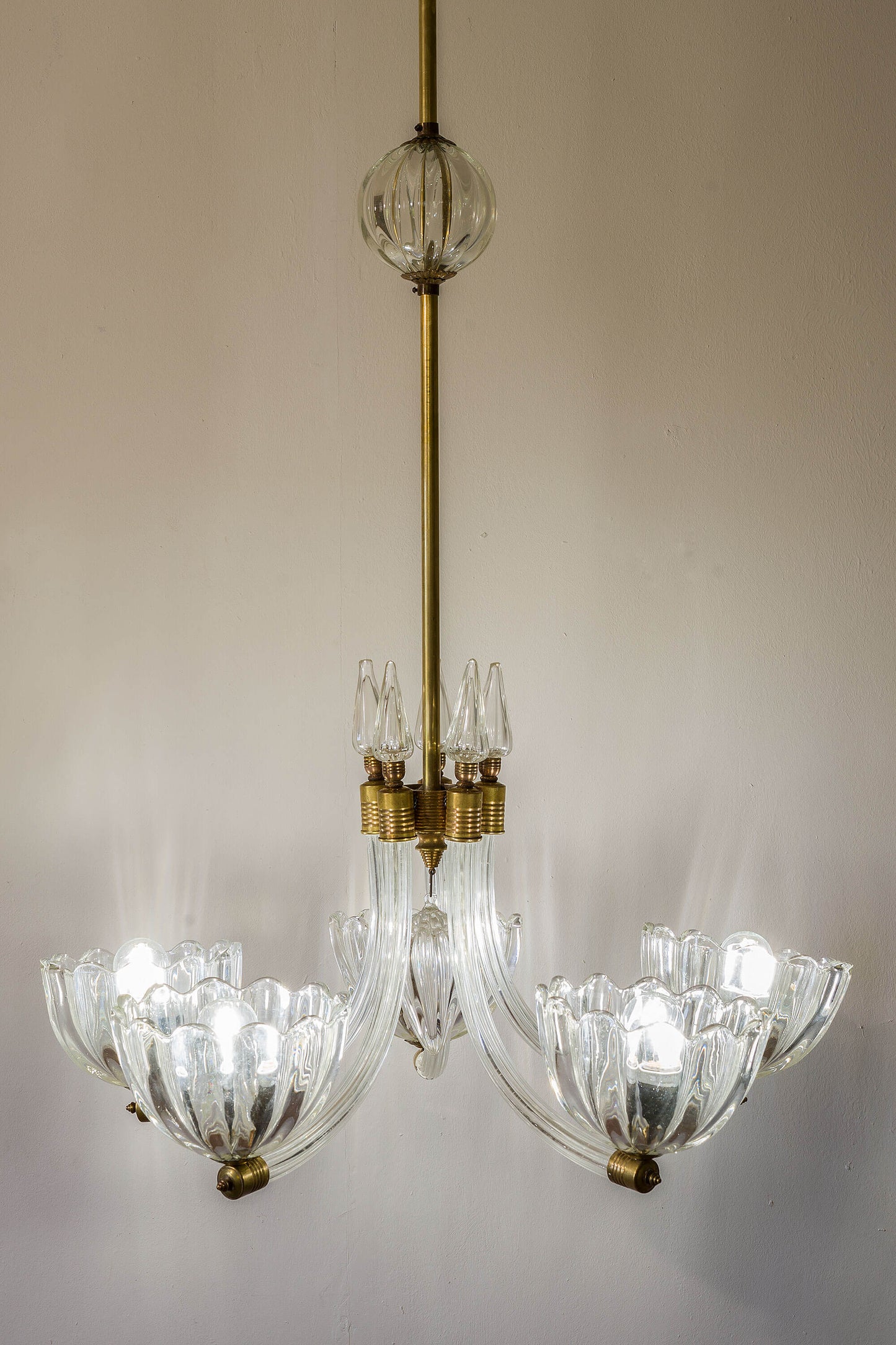 Lampadario in vetro di Murano, esemplare di artigianato italiano, con un design senza tempo, ideale per vari contesti, dal tradizionale al contemporaneo. | Lo Stile Italiano