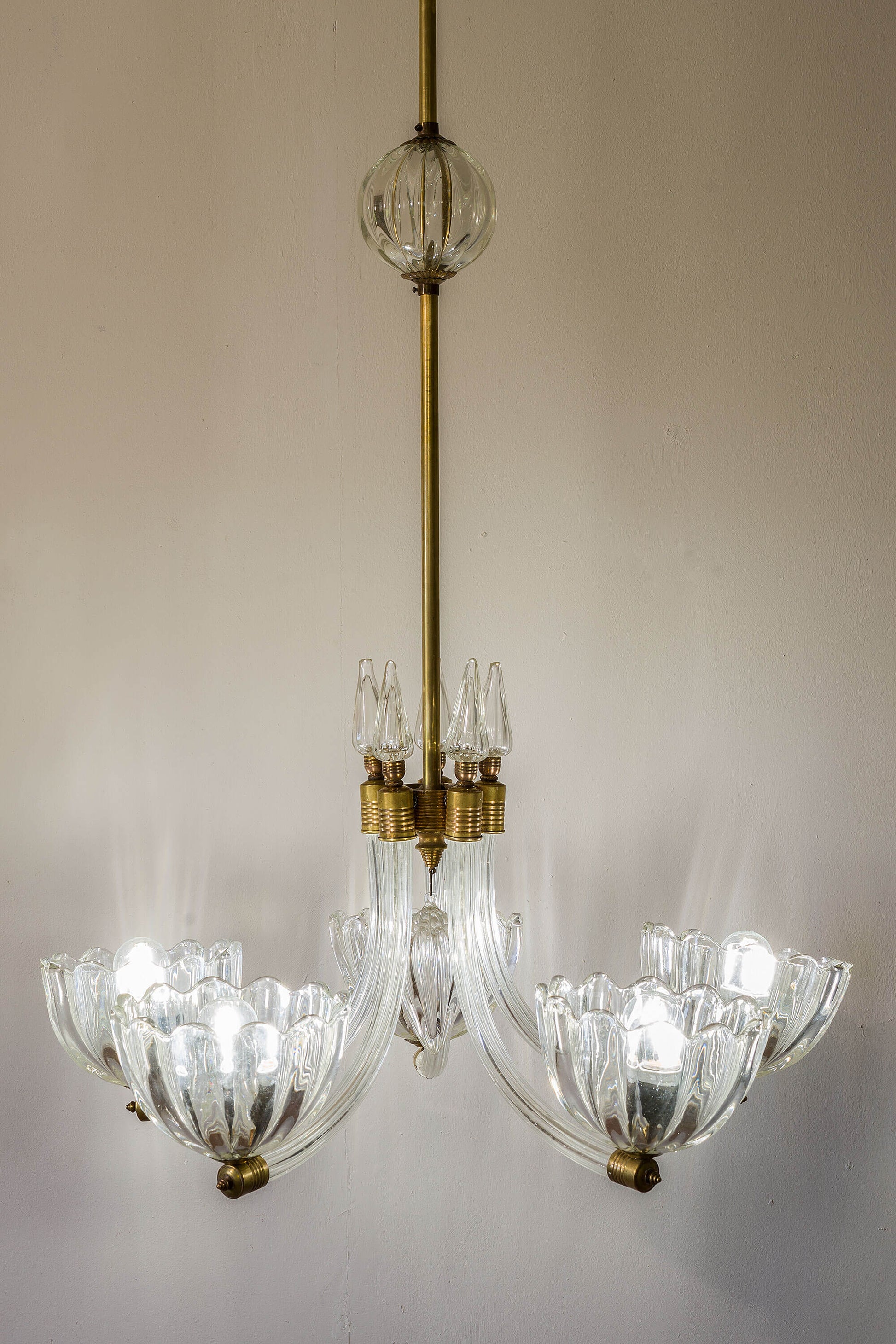 Lampadario in vetro di Murano, esemplare di artigianato italiano, con un design senza tempo, ideale per vari contesti, dal tradizionale al contemporaneo. | Lo Stile Italiano