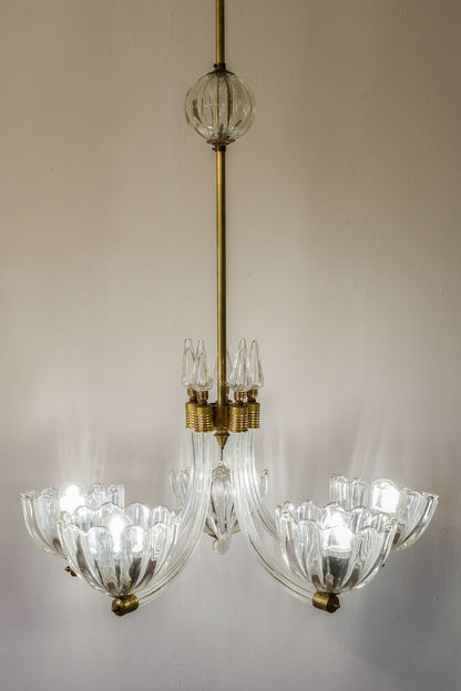 Lampadario in vetro di Murano, esemplare di artigianato italiano, con un design senza tempo, ideale per vari contesti, dal tradizionale al contemporaneo. | Lo Stile Italiano