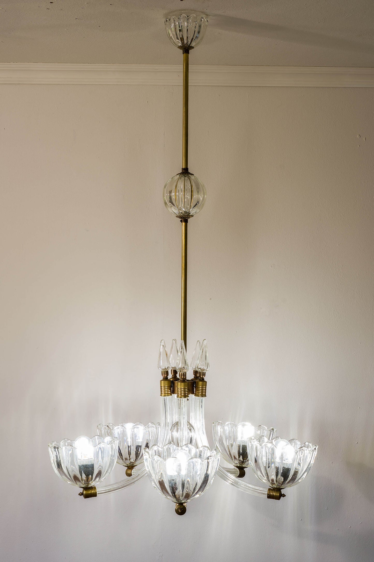 Raffinato lampadario Barovier & Toso con coppe in vetro a mezza luna, rifinito con dettagli in ottone, creando un'opera d'arte illuminante. | Lo Stile Italiano