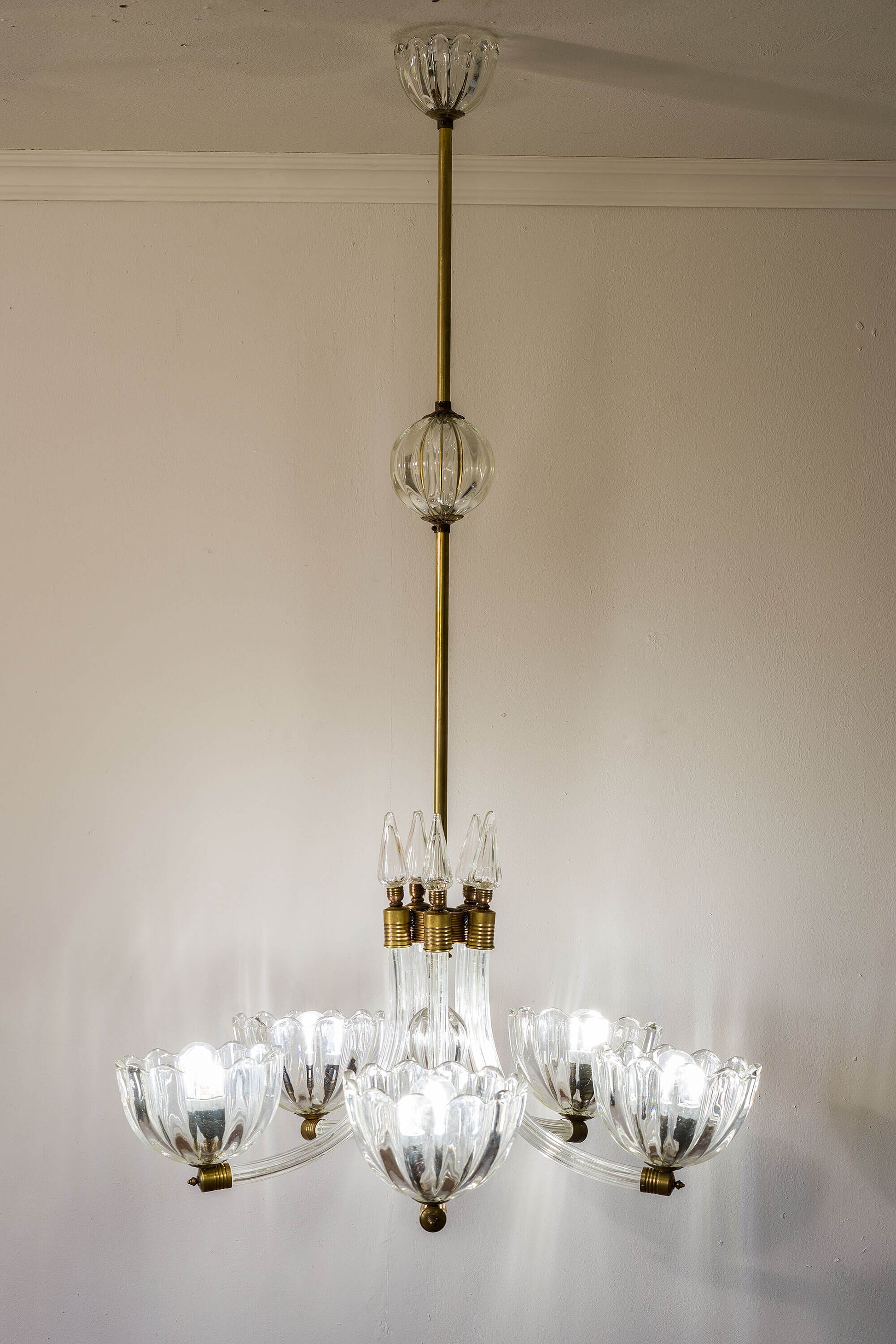 Raffinato lampadario Barovier & Toso con coppe in vetro a mezza luna, rifinito con dettagli in ottone, creando un'opera d'arte illuminante. | Lo Stile Italiano