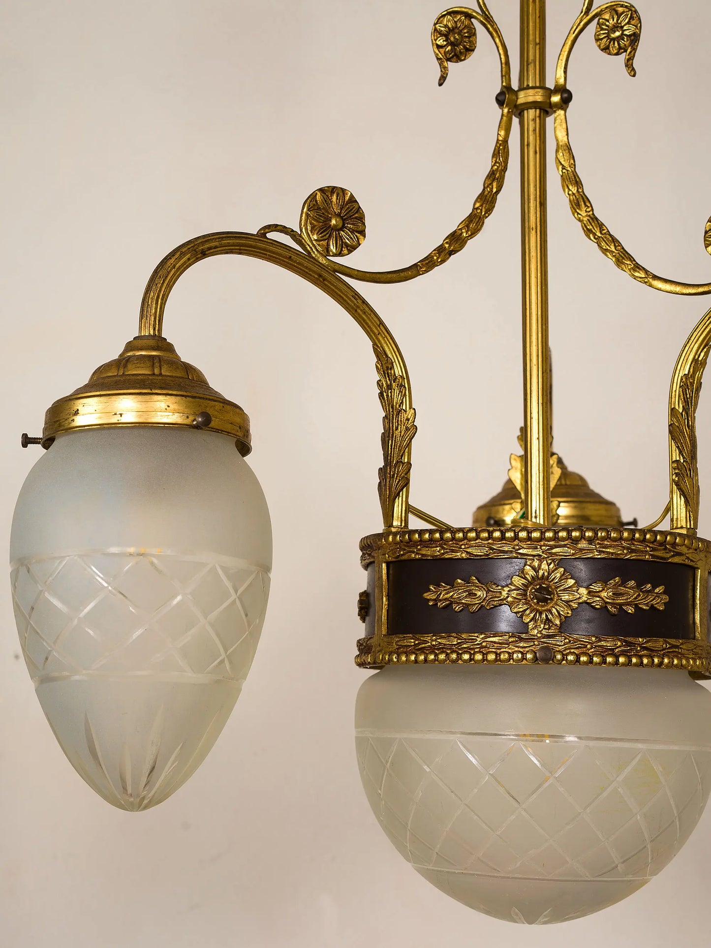 Dettaglio della montatura in ottone dorato con decorazioni floreali stile Liberty | Lo Stile Italiano