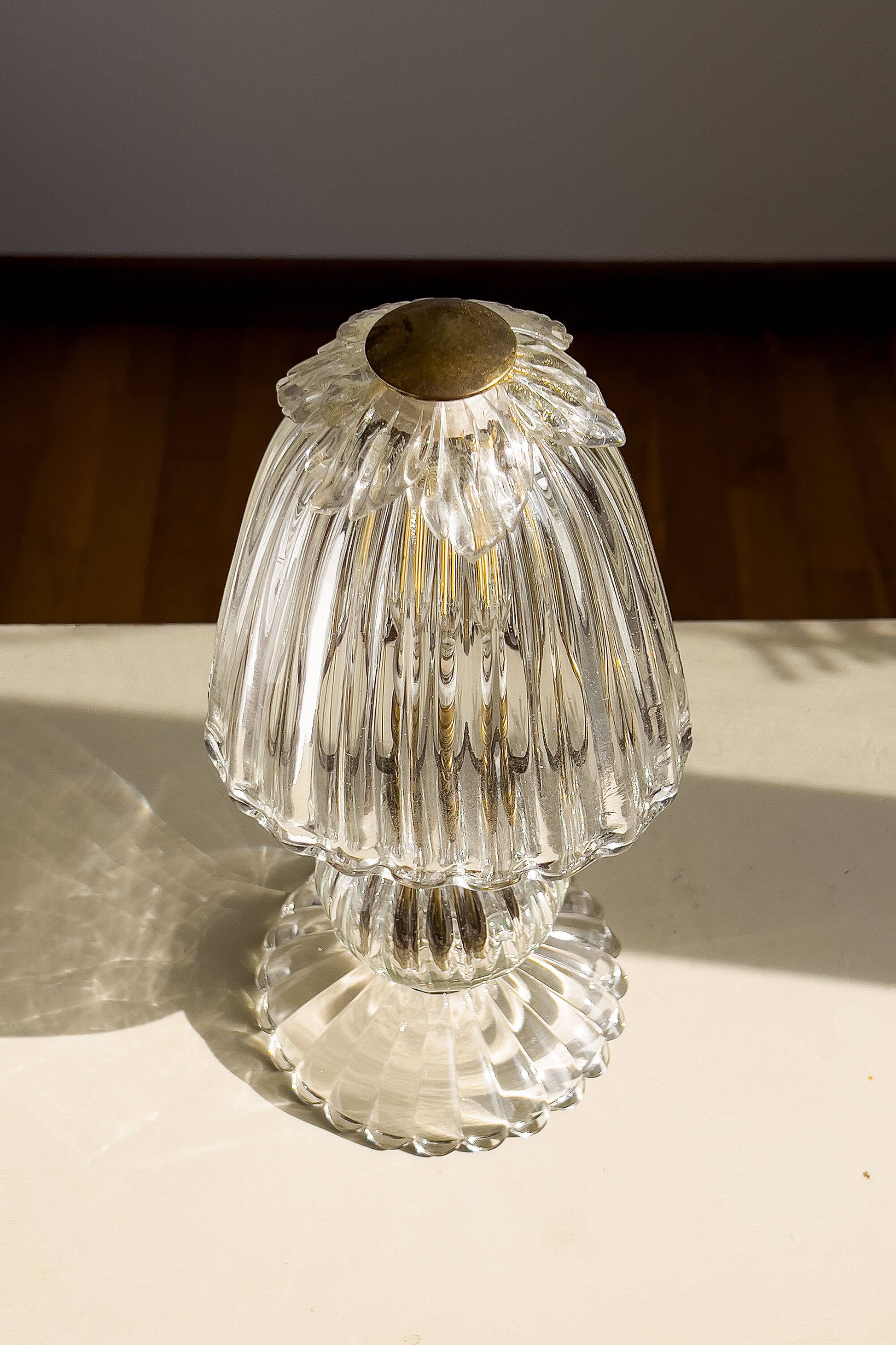 L'arte del vetro di Murano rivive in questa lampada da appoggio vintage anni '50. | Lo Stile Italiano