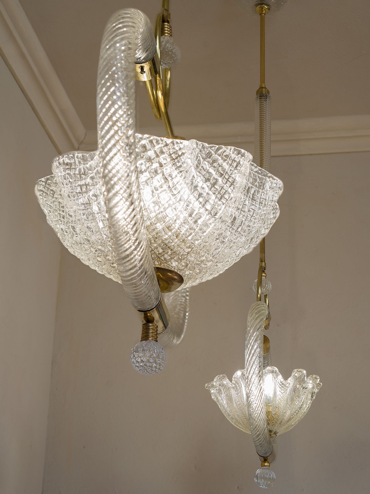 Coppia di lampadari veneziani Art Déco con coppa centrale a forma di fazzoletto | Lo Stile Italiano