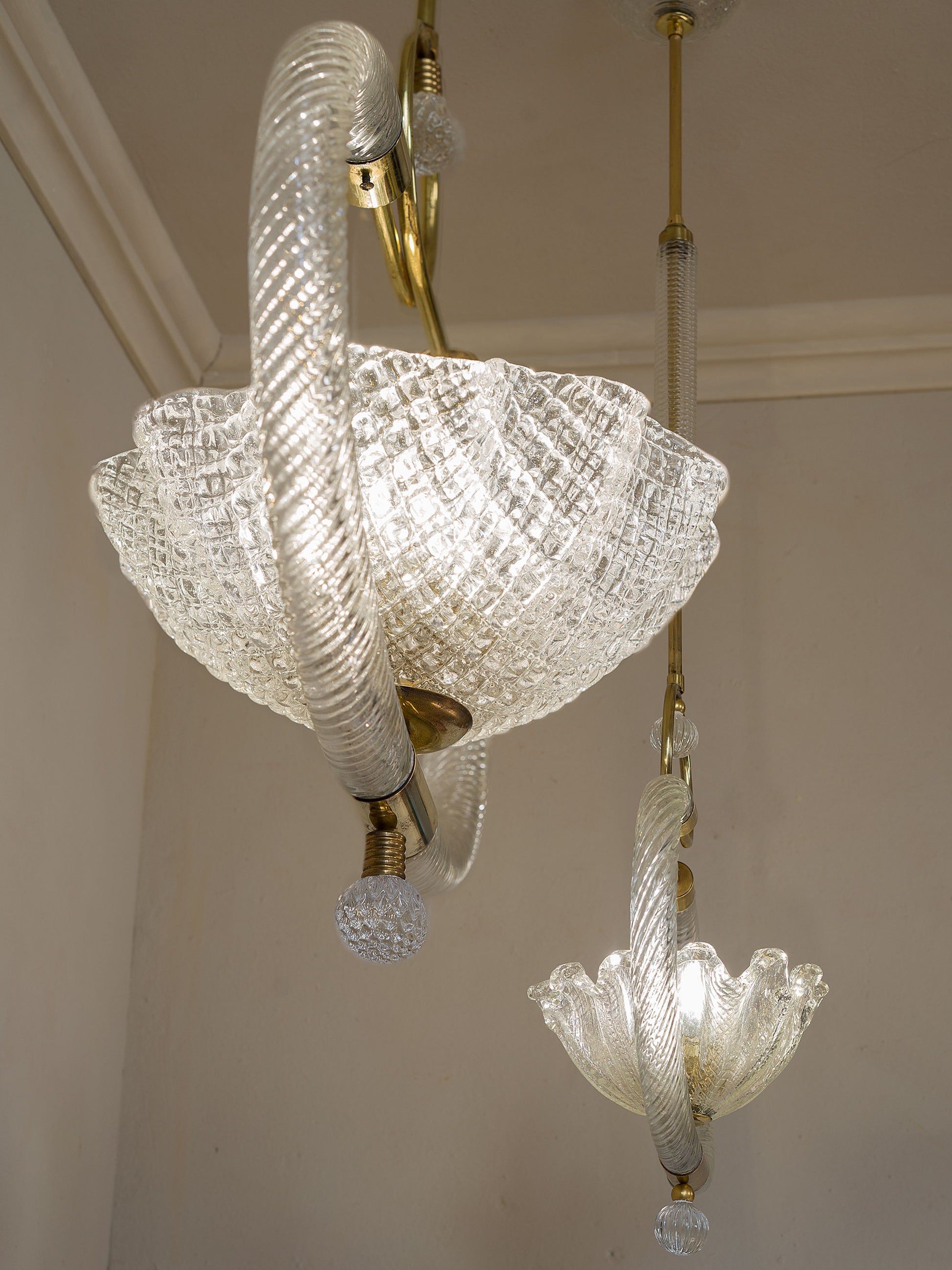 Coppia di lampadari veneziani Art Déco con coppa centrale a forma di fazzoletto | Lo Stile Italiano