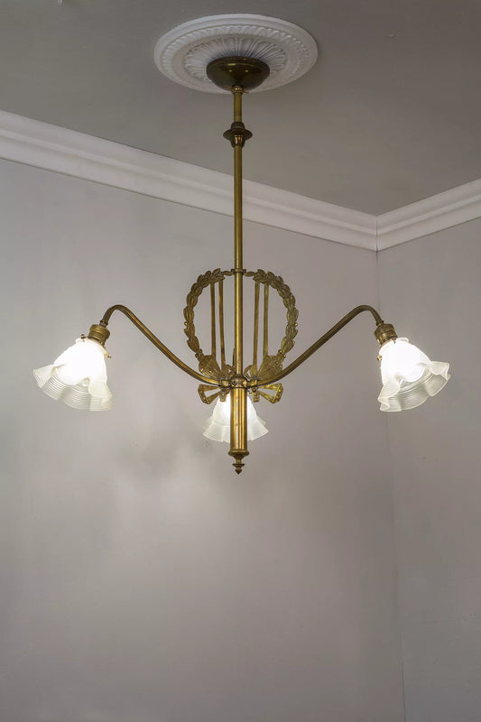 Lampadario Liberty (Art Nouveau) a tre luci con paralumi in vetro opalino - Italia, primo '900.| Lo Stile Italiano