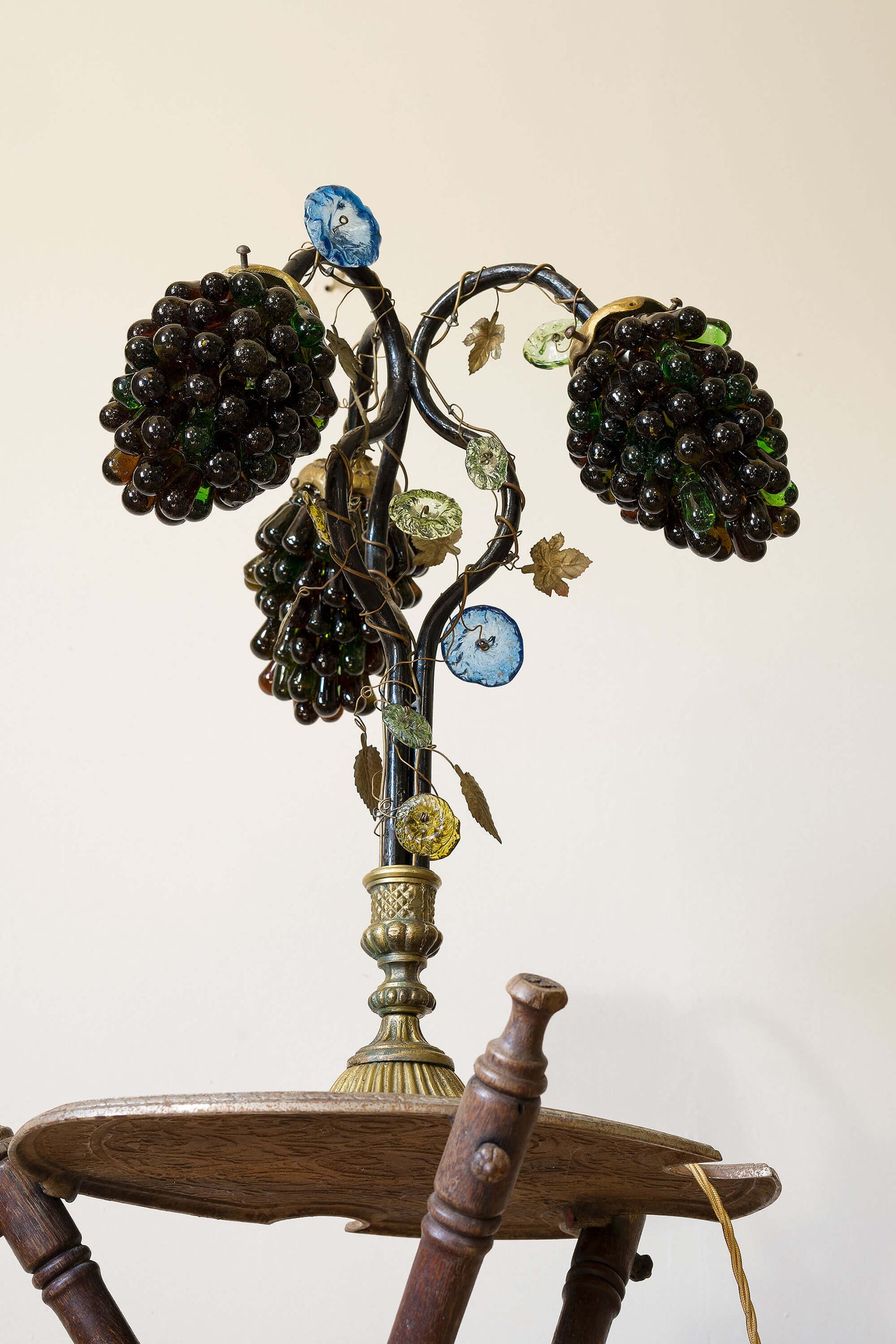 Lampada Art Nouveau con Paralumi in Vetro di Murano a Forma di Grappoli d'Uva. | Lo Stile Italiano