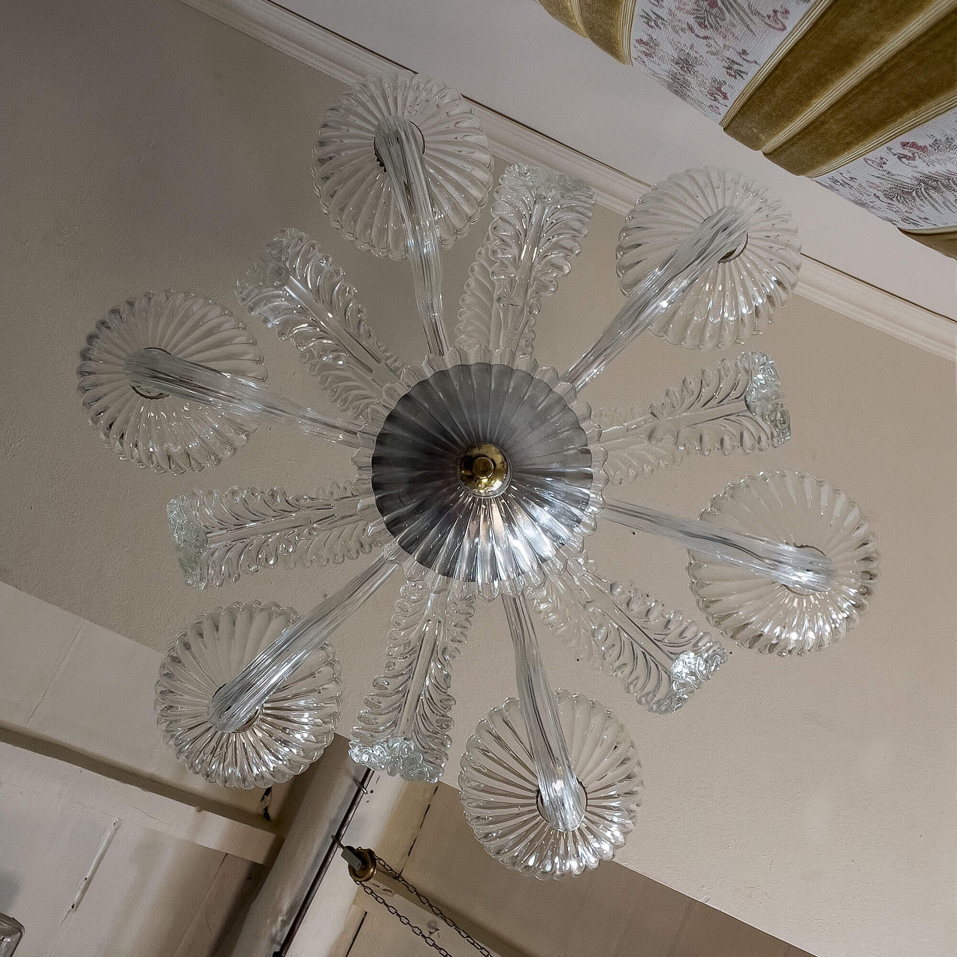 Stile vintage: Lampadario italiano con materiali lussuosi. | Lo Stile Italiano