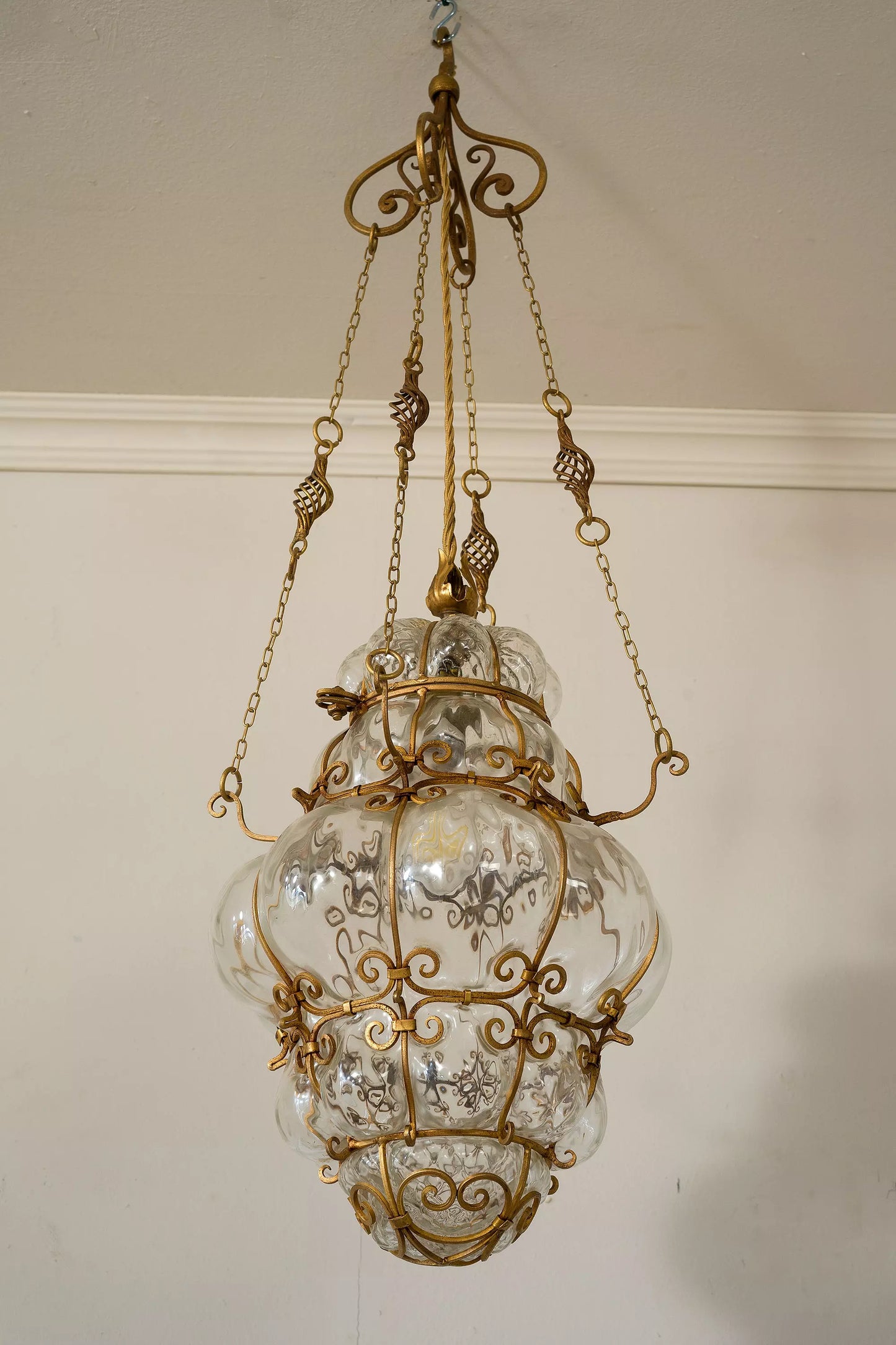 Antica lanterna veneziana: vetro soffiato racchiuso in una struttura metallica.| Lo Stile Italiano