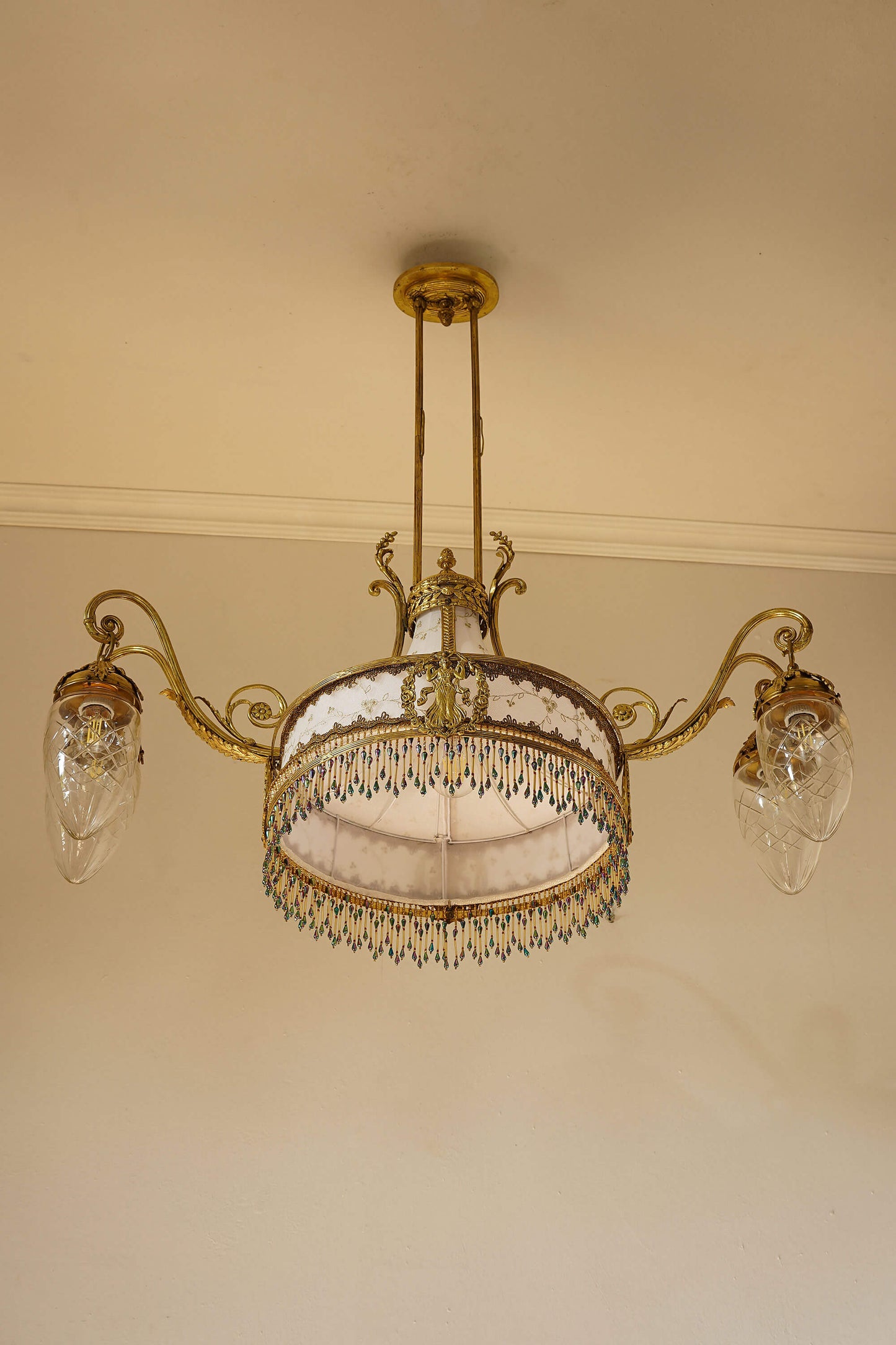 Lampadario Art Nouveau in ottone dorato perfetto per ambienti dallo stile classico o contemporaneo.| Lo Stile Italiano