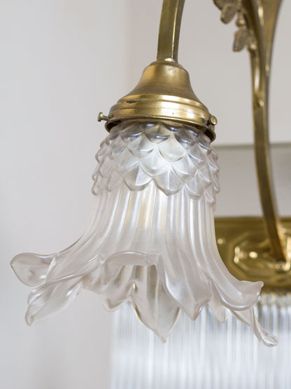 Dettaglio del paralume in vetro a forma di fiore tipico del periodo Art Nouveau italiano - Lo Stile Italiano.