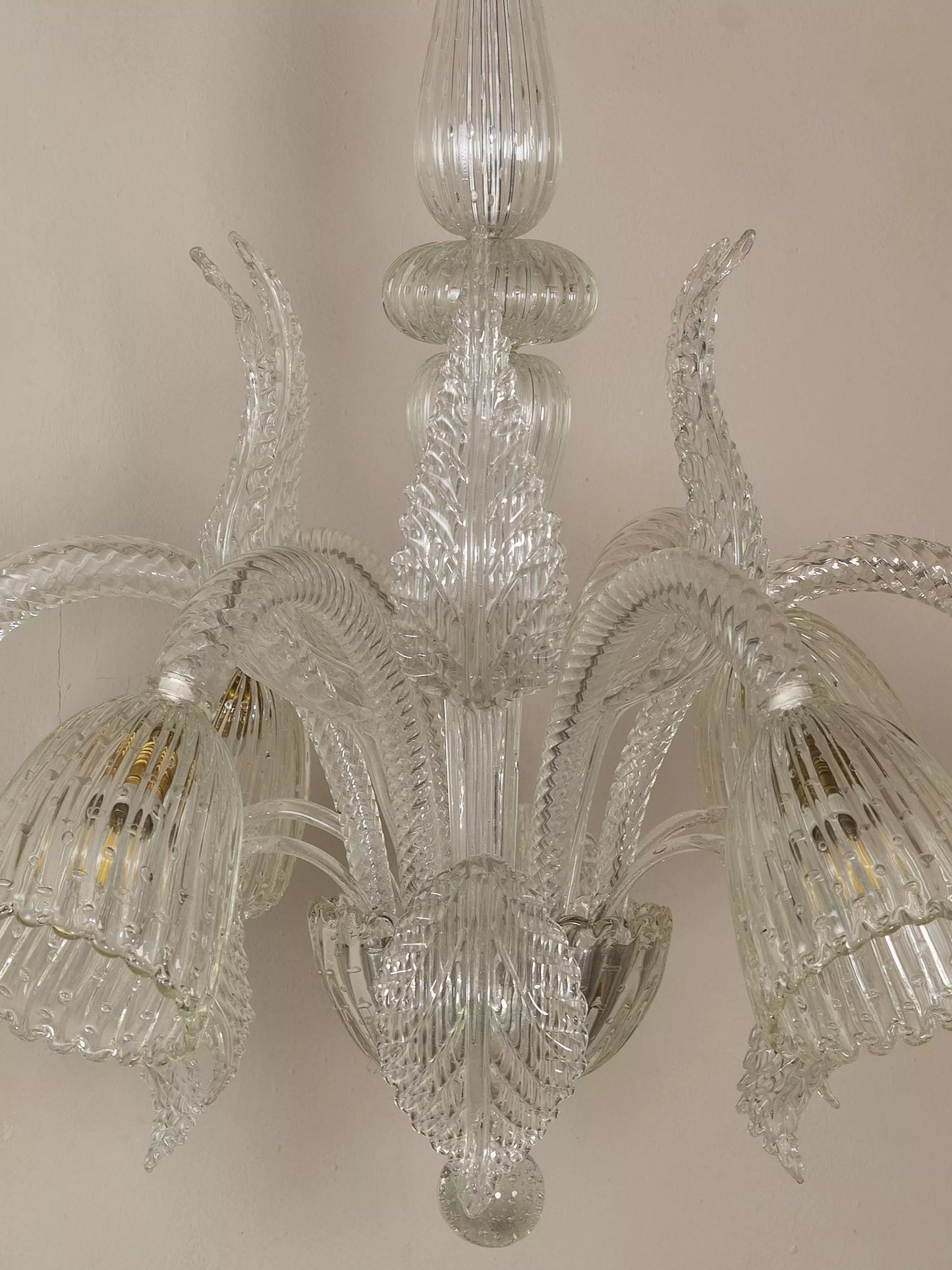 Particolare centrale del lampadario Barovier in vetro di Murano. | Lo Stile Italiano