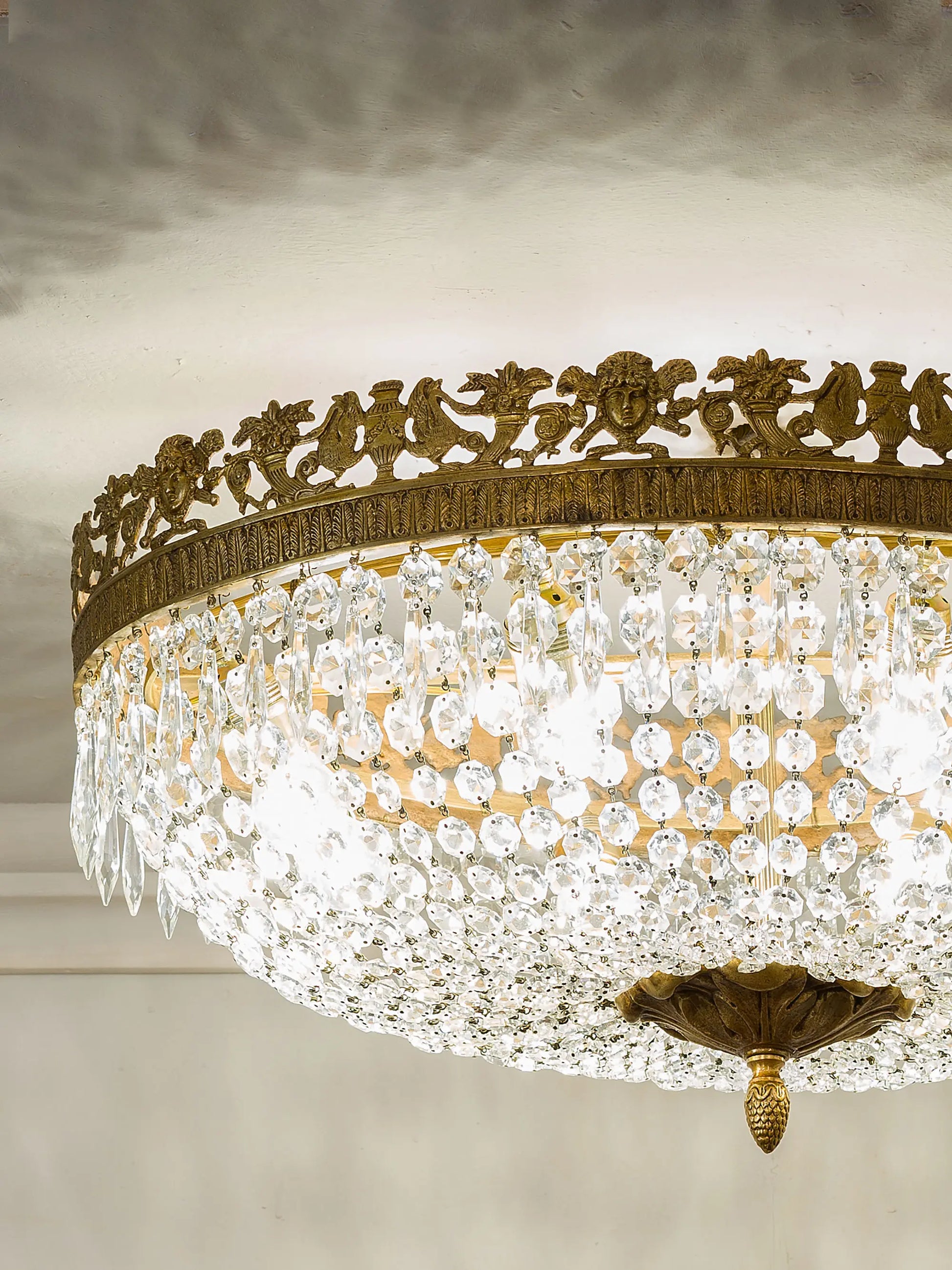 Plafoniera Impero ovale del primo Novecento con dettagli decorativi neoclassici. | Lo Stile Italiano