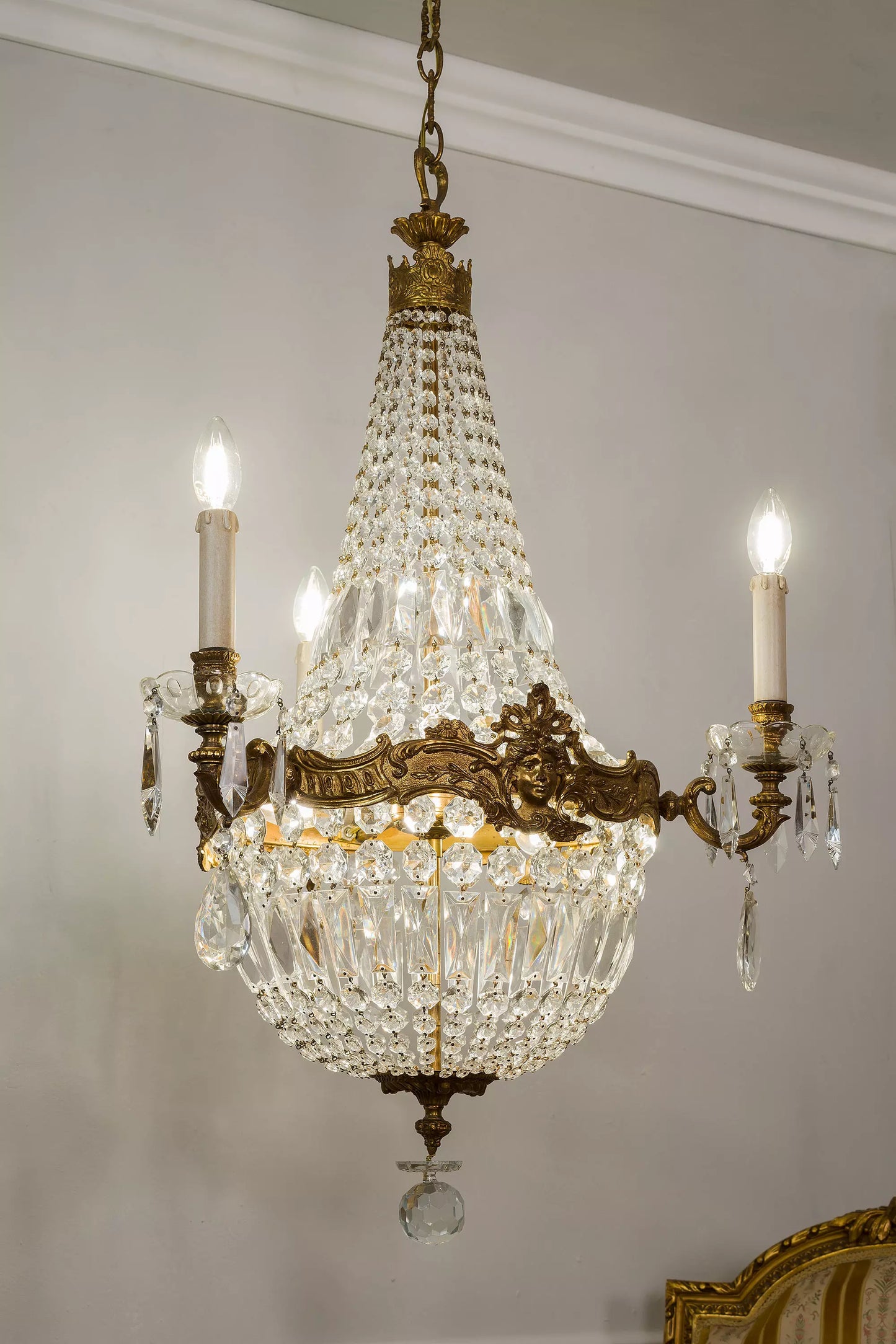 Elegante lampadario con candele di legno. | Lo Stile Italiano