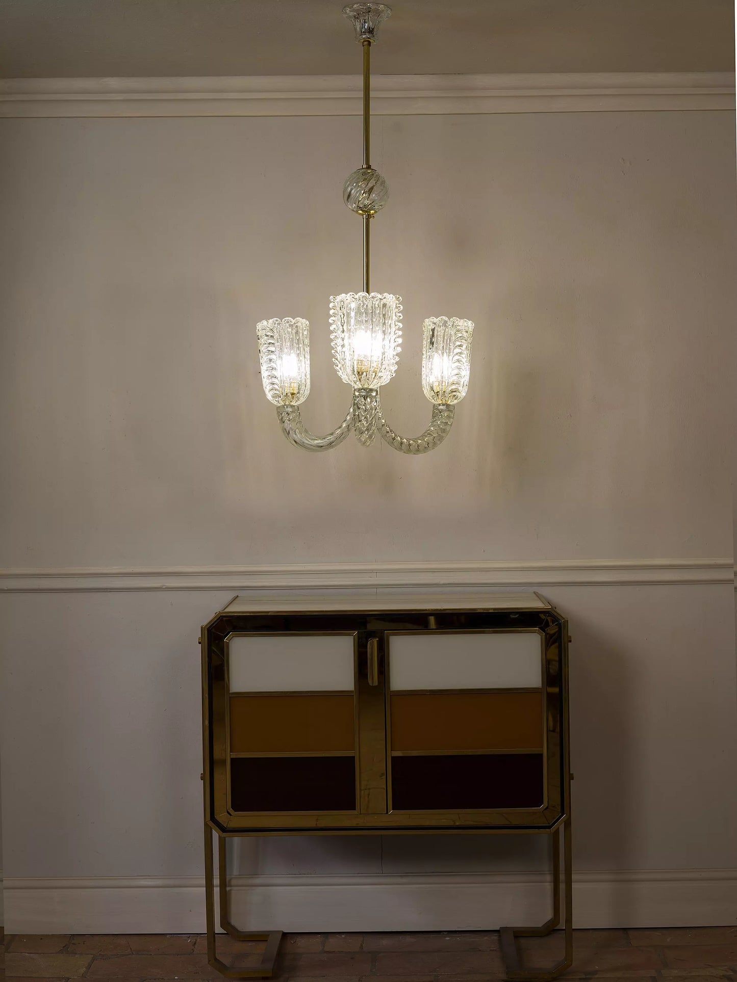 Lampadario vintage Barovier & Toso in vetro di Murano bullicante, anni ’30. Fotografato con credenza Art Déco con struttura in ottone ricoperta di vetri colorati | Lo Stile Italiano