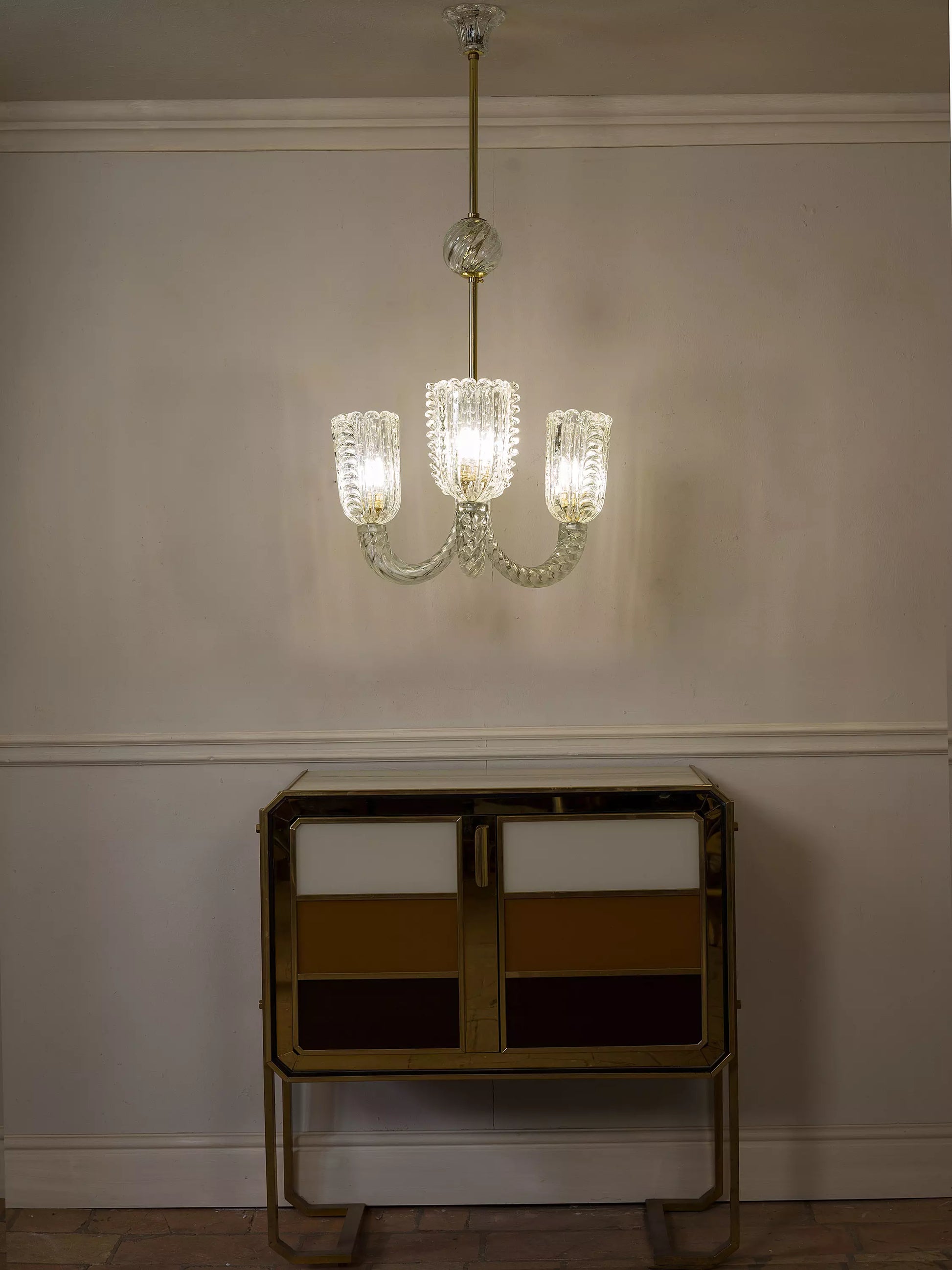 Lampadario vintage Barovier & Toso in vetro di Murano bullicante, anni ’30. Fotografato con credenza Art Déco con struttura in ottone ricoperta di vetri colorati | Lo Stile Italiano