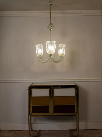Lampadario vintage Barovier & Toso in vetro di Murano bullicante, anni ’30. Fotografato con credenza Art Déco con struttura in ottone ricoperta di vetri colorati | Lo Stile Italiano