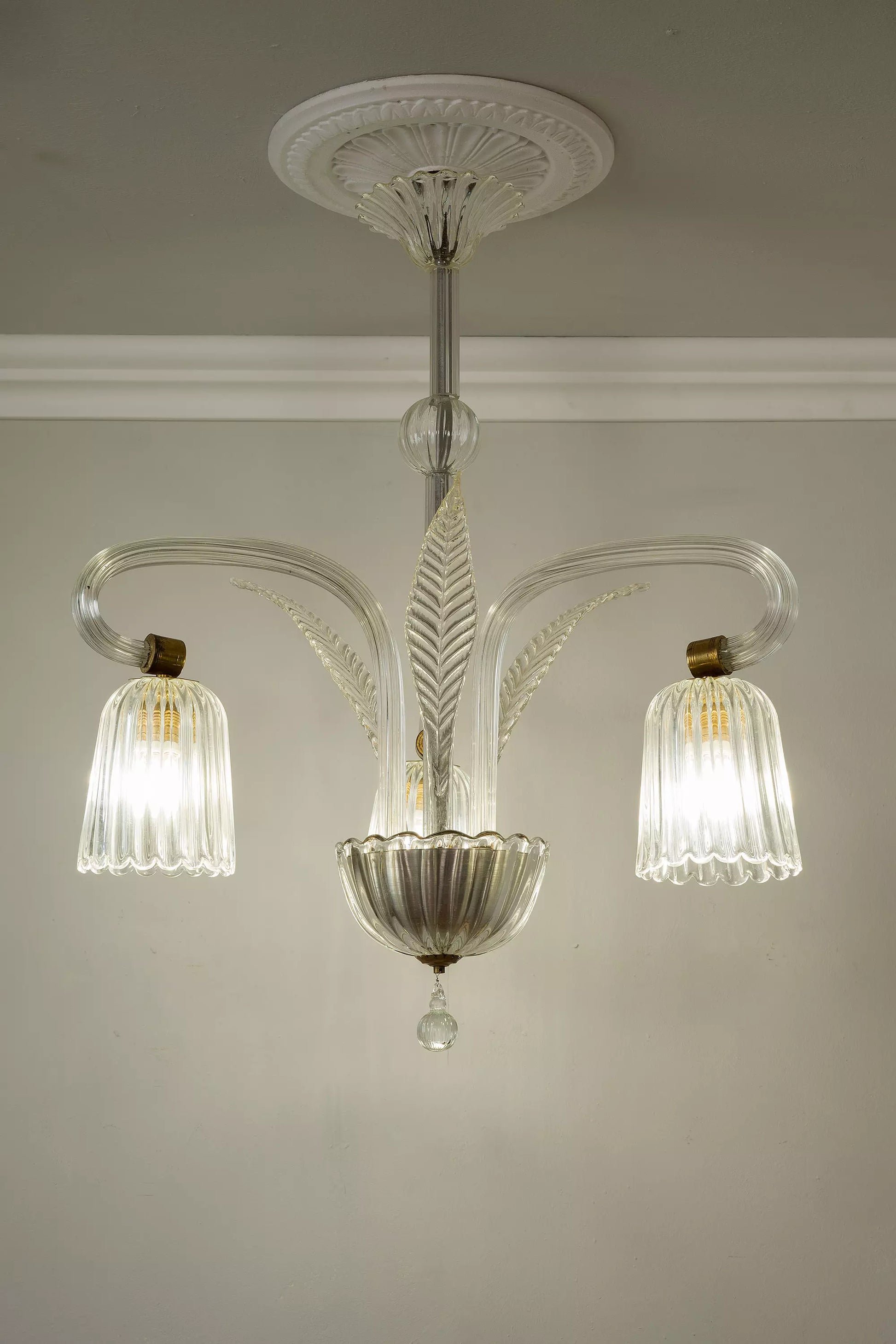 Design vintage anni '30: lampadario in Murano con dettagli raffinati. | Lo Stile Italiano