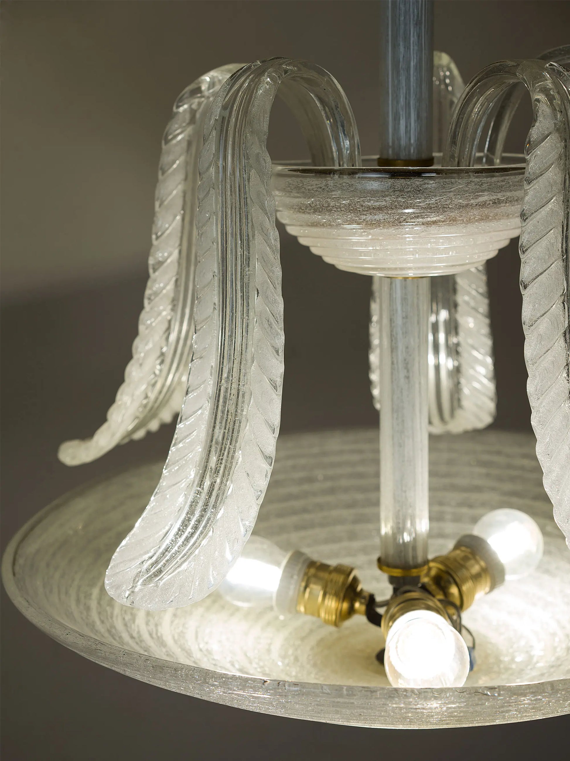 Interno del lampadario illuminato da tre luci E27 compatibili con lampadine americane E26 | Lo Stile Italiano