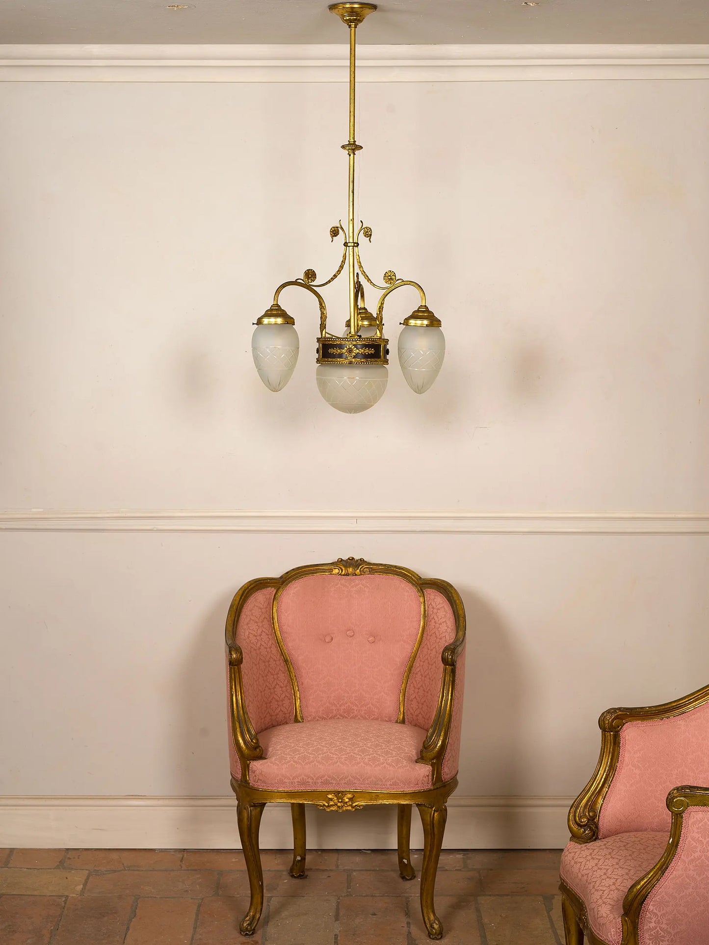 Lampadario antico italiano con bracci curvi e coppe in vetro lavorato| Lo Stile Italiano