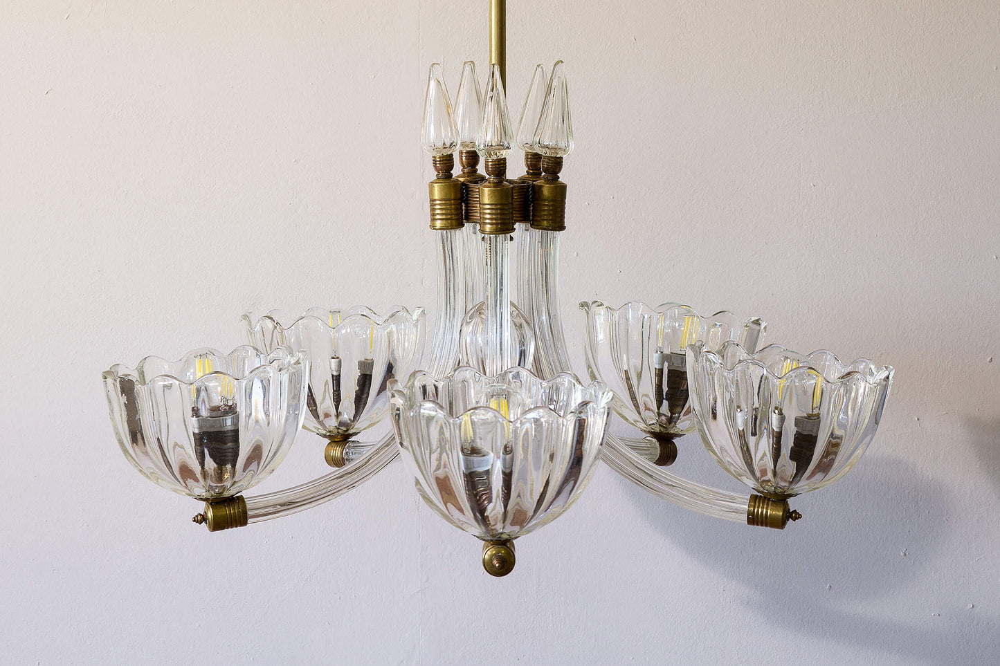 Lampadario italiano vintage, Barovier & Toso, con bracci in vetro a forma di mezza luna e abili lavori artigianali.. | Lo Stile Italiano