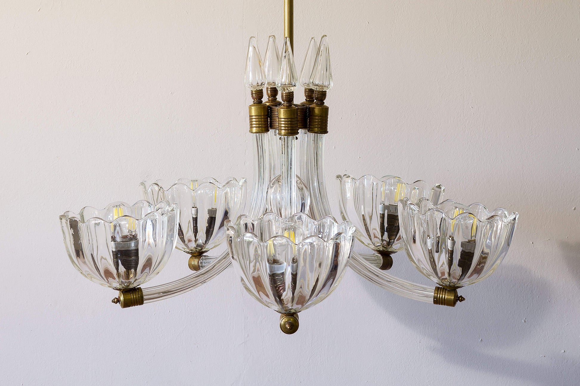 Lampadario italiano vintage, Barovier & Toso, con bracci in vetro a forma di mezza luna e abili lavori artigianali.. | Lo Stile Italiano