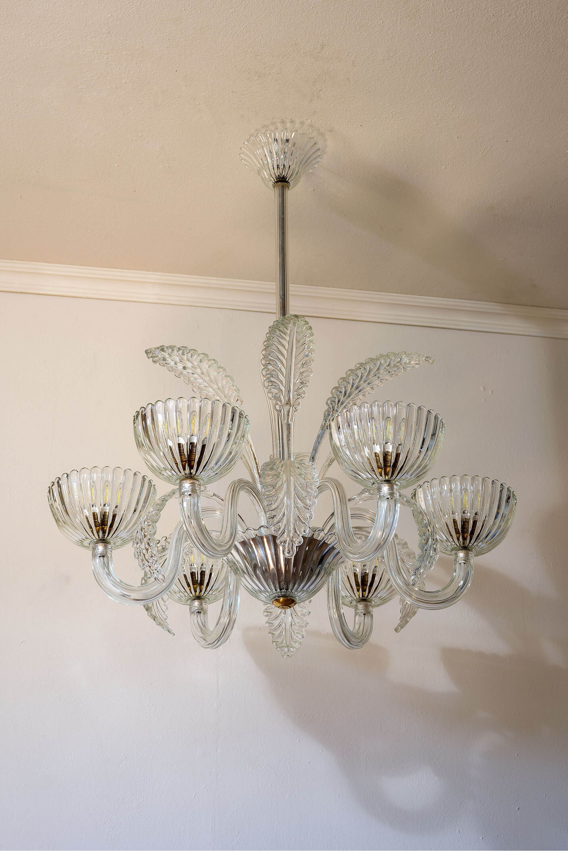 Decorazione d'interni con un lampadario classico italiano. | Lo Stile Italiano