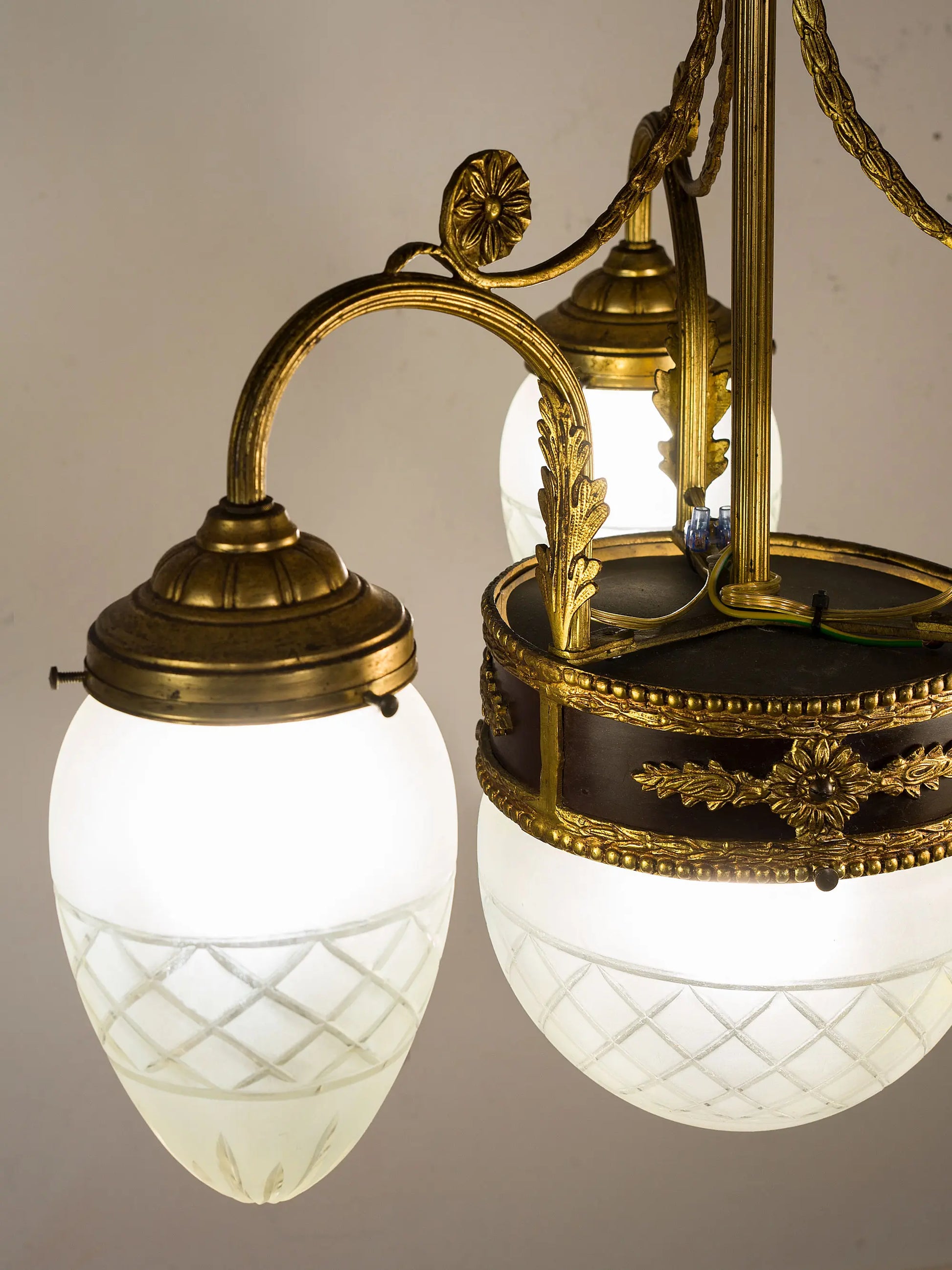 Illuminazione decorativa in stile Liberty con vetri incisi e ottone dorato| Lo Stile Italiano