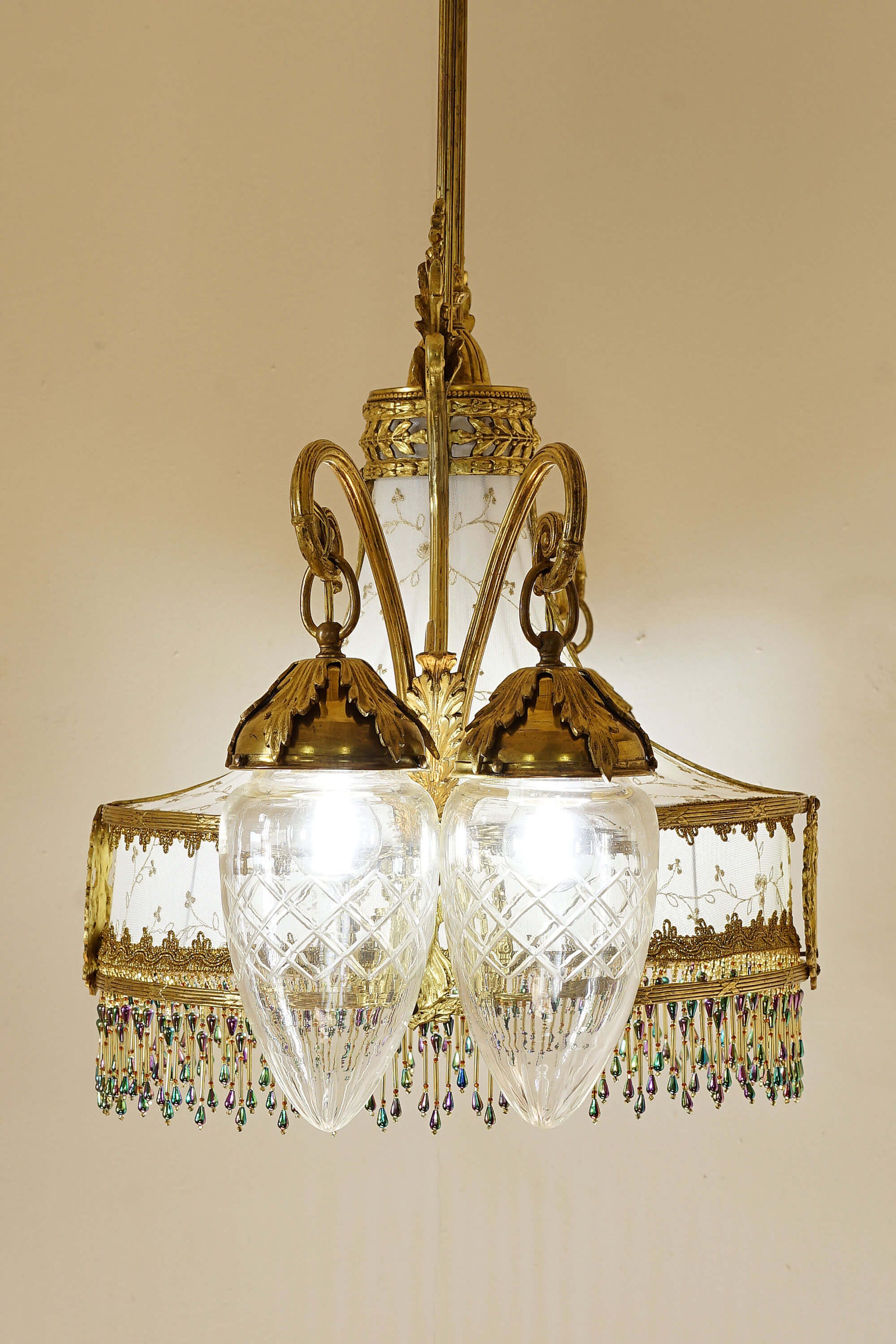Lampadario Liberty in ottone dorato perfetto per ambienti dallo stile classico o contemporaneo. | Lo Stile Italiano