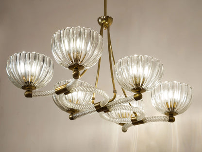 Raffinato lampadario italiano in vetro di Murano con sei luci e struttura in ottone dorato. | Lo Stile Italiano
