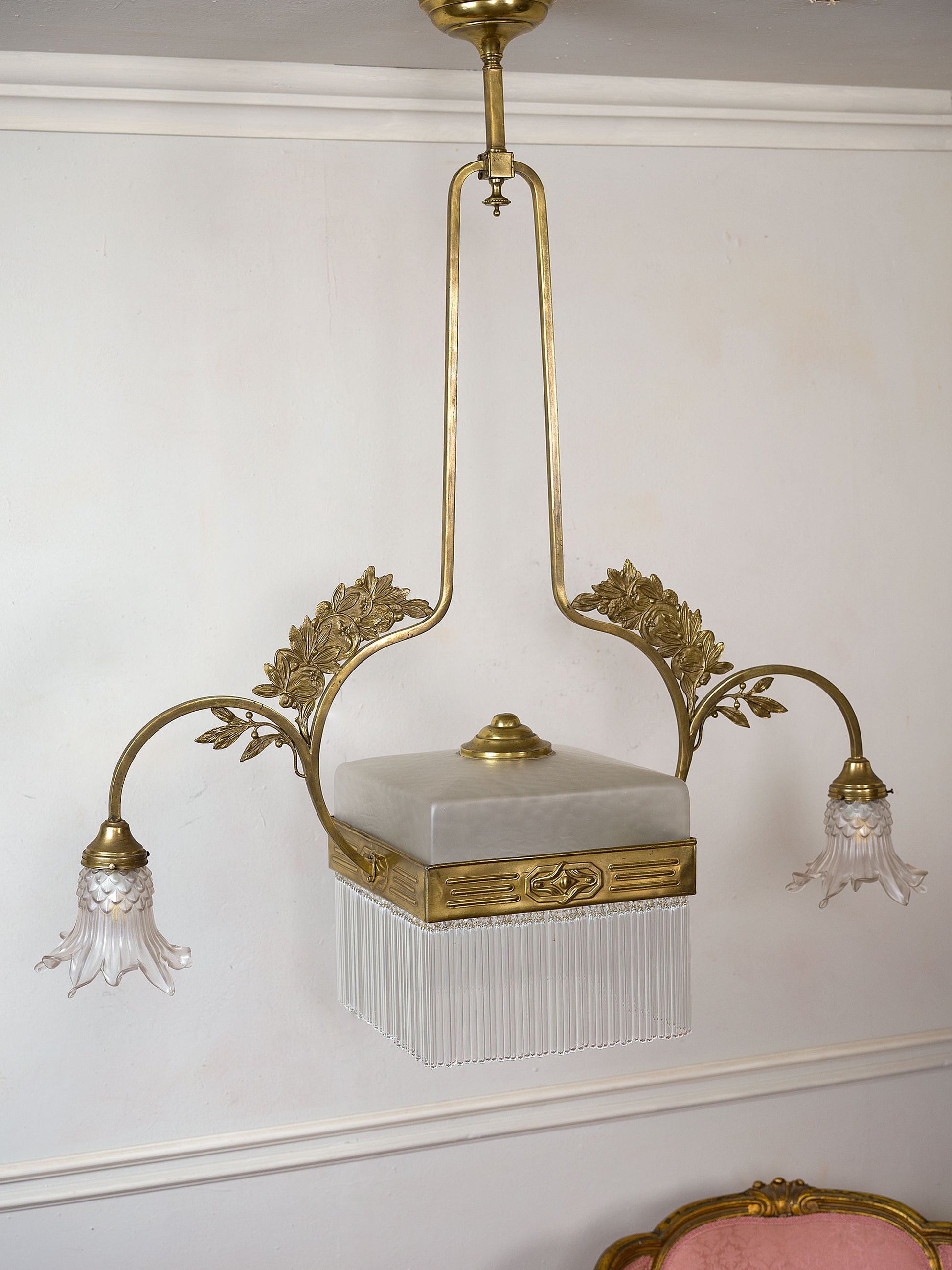 Fregi floreali in ottone sbalzato su struttura di lampadario antico del 1915 - Lo Stile Italiano