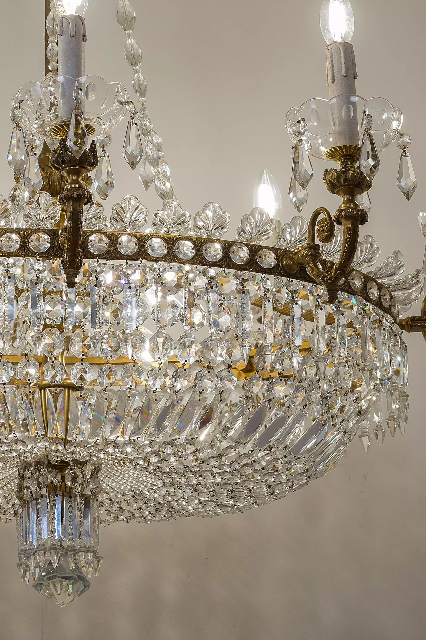 Imponente lampadario per soggiorno realizzato in ottone con gemme di cristallo incastonate nella corona centrale .| Lo Stile Italiano