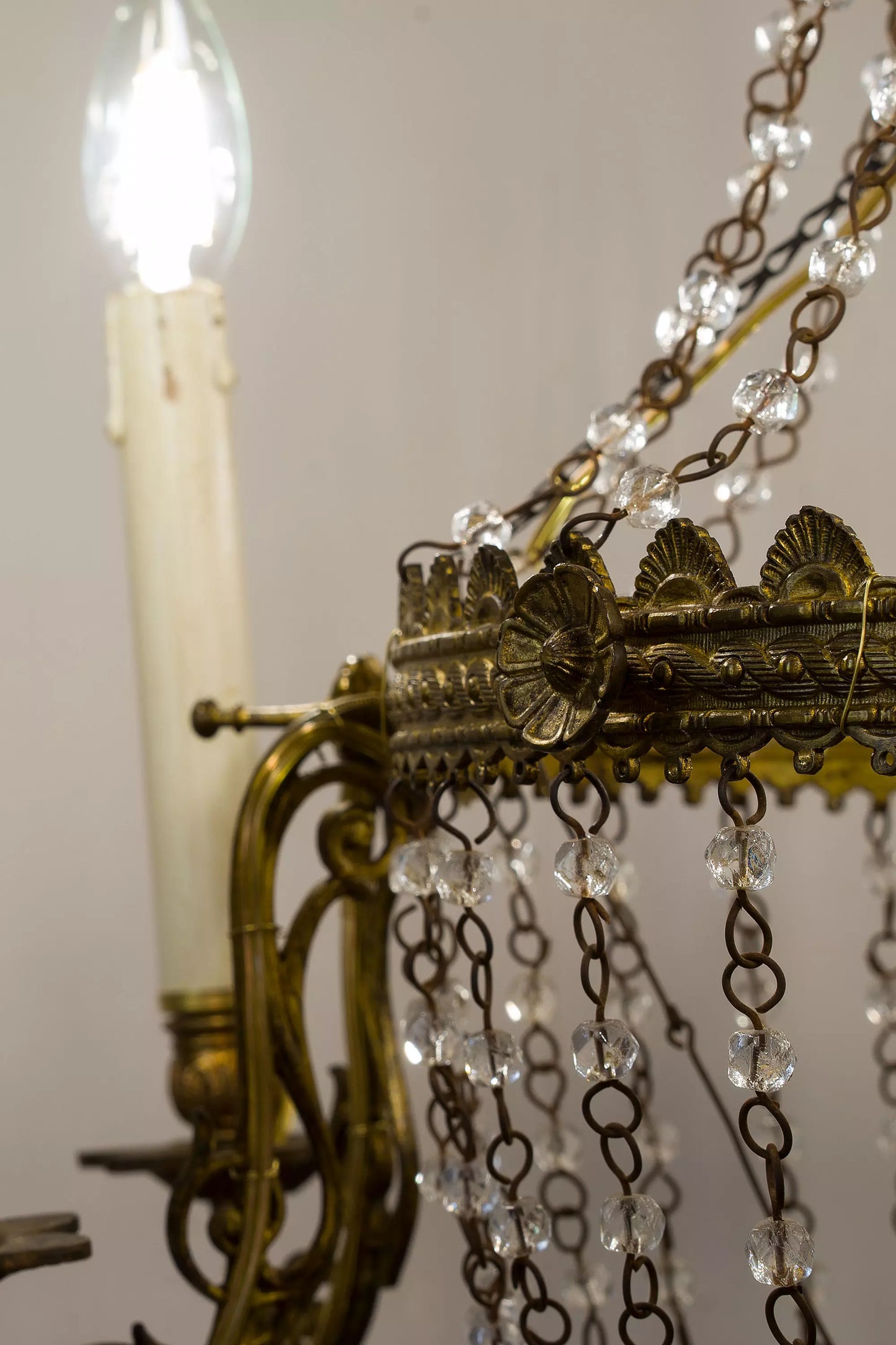 Dettaglio del Lampadario Stile Impero Dorato di Lo Stile Italiano. Detail of the Gilt Bronze Rococo Chandelier by Lo Stile Italiano. 