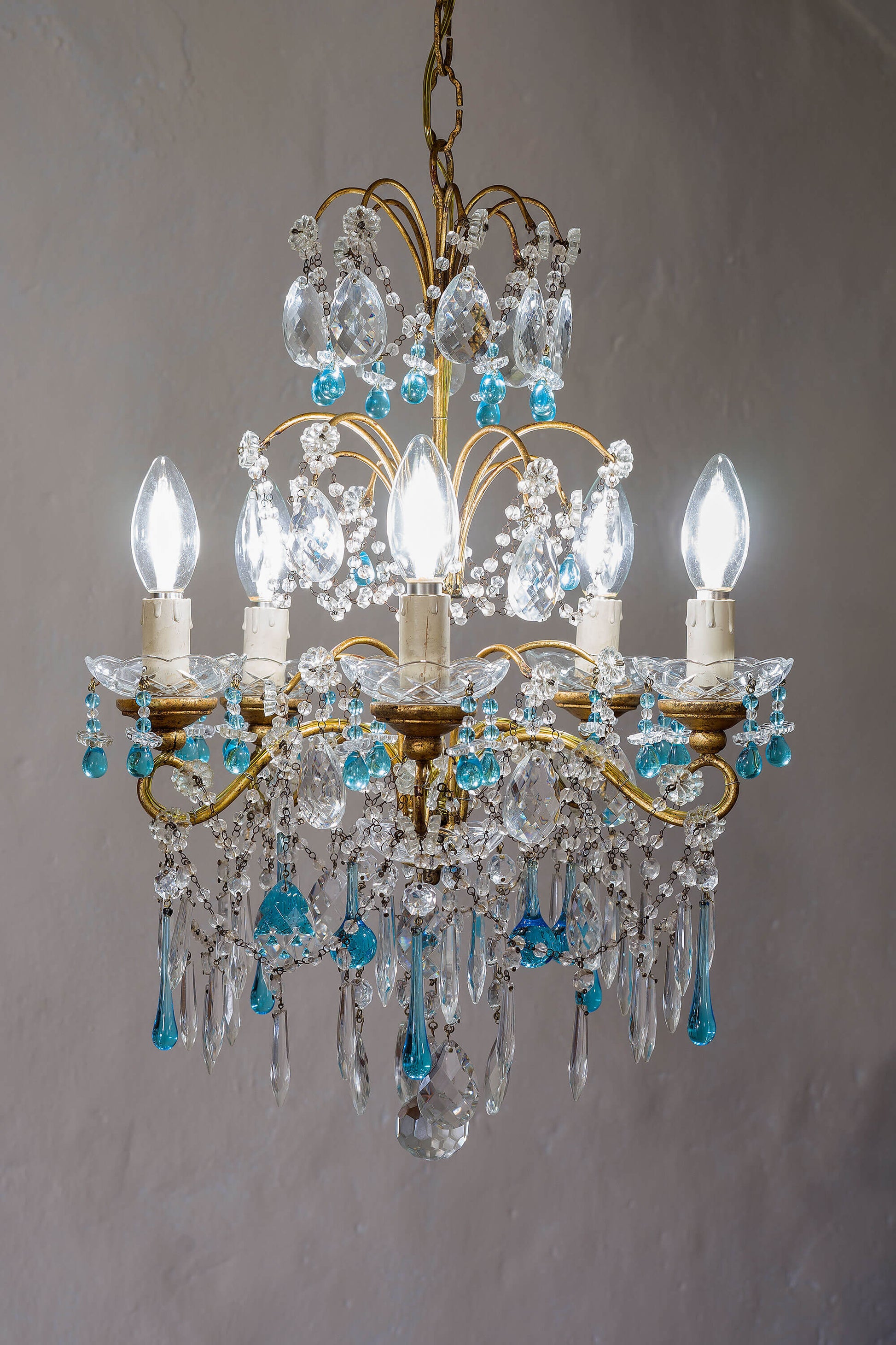 Lampadario elegante con cascata di prismi in vetro e cristallo. | Lo Stile Italiano
