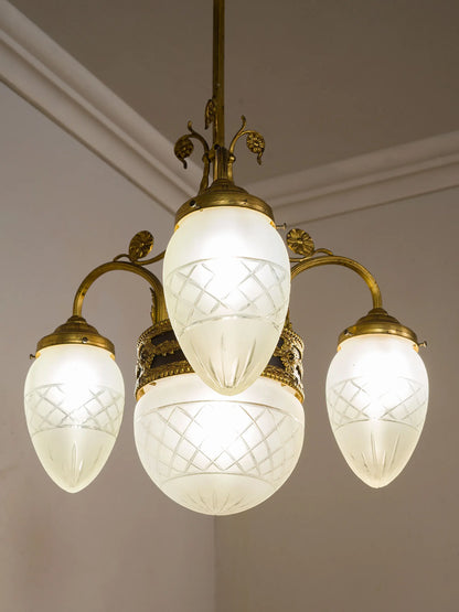 Lampadario antico a quattro luci sospeso al soffitto, con globi a gorma di pigna | Lo Stile Italiano