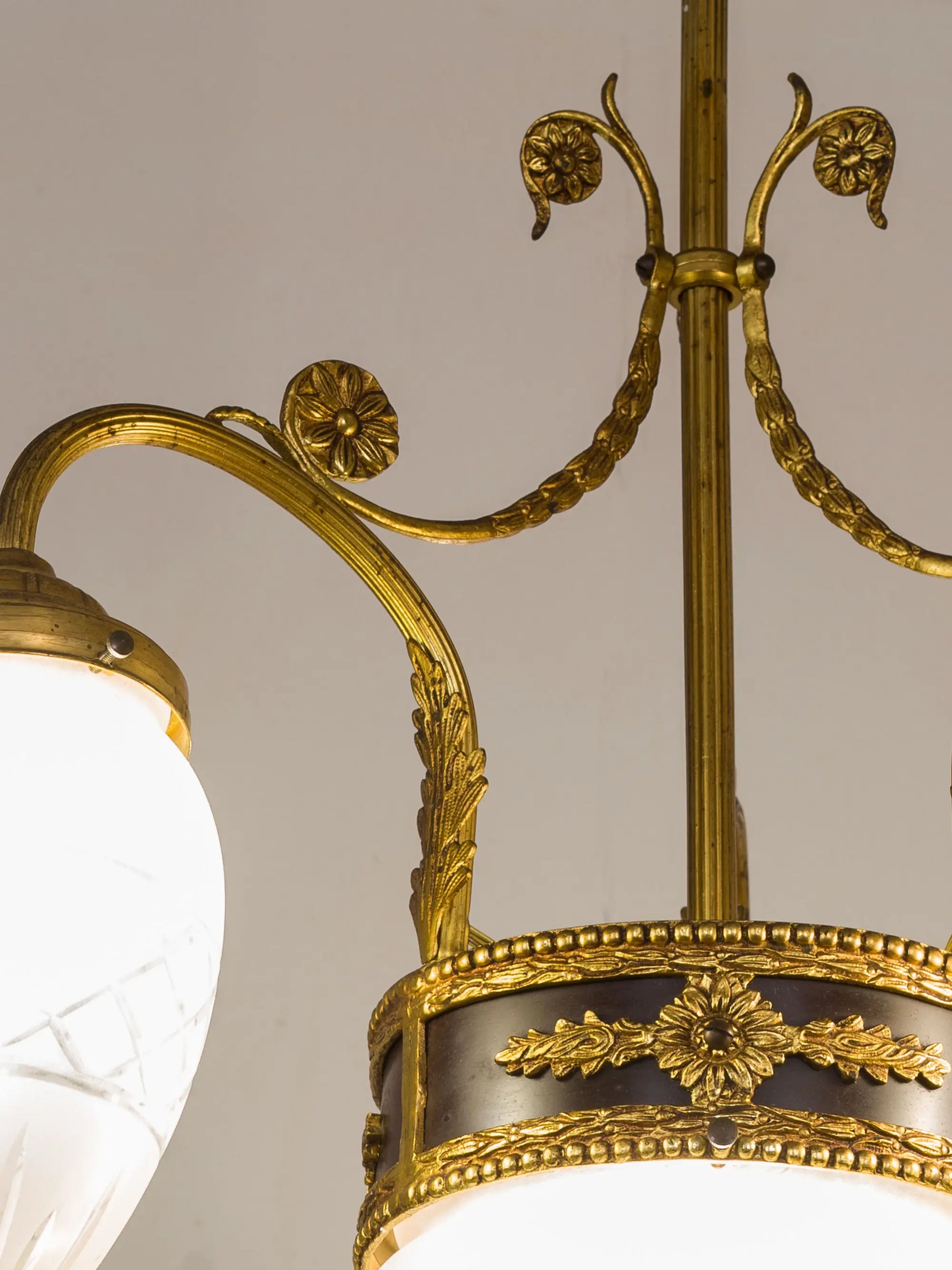 Dettaglio della fascia centrale in ottone con elementi ornamentali in rilievo| Lo Stile Italiano