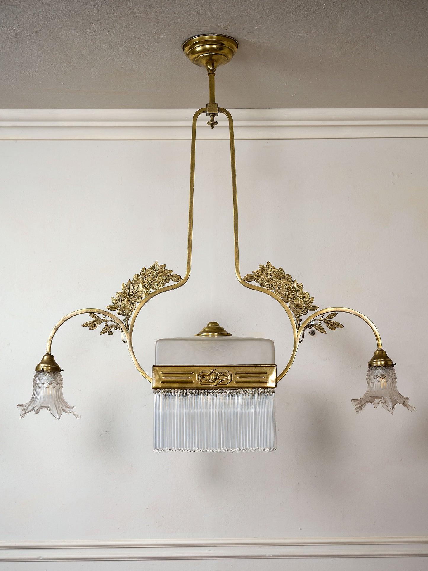 Lampadario antico a quattro luci a forma rallungata. Lo Stile Italiano