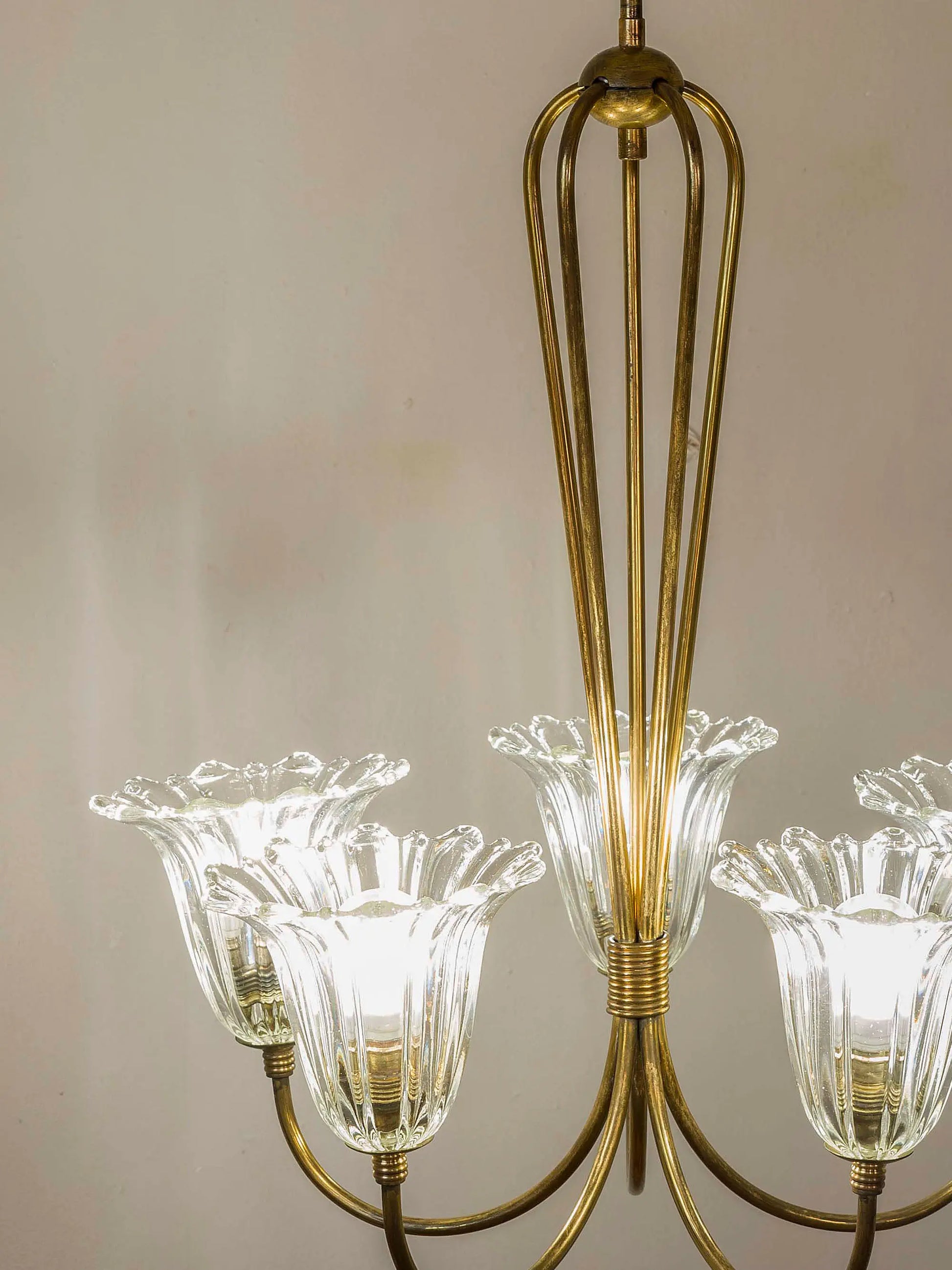 Elegante lampadario vintage con cinque luci e dettagli in vetro soffiato trasparente. | Lo Stile Italiano