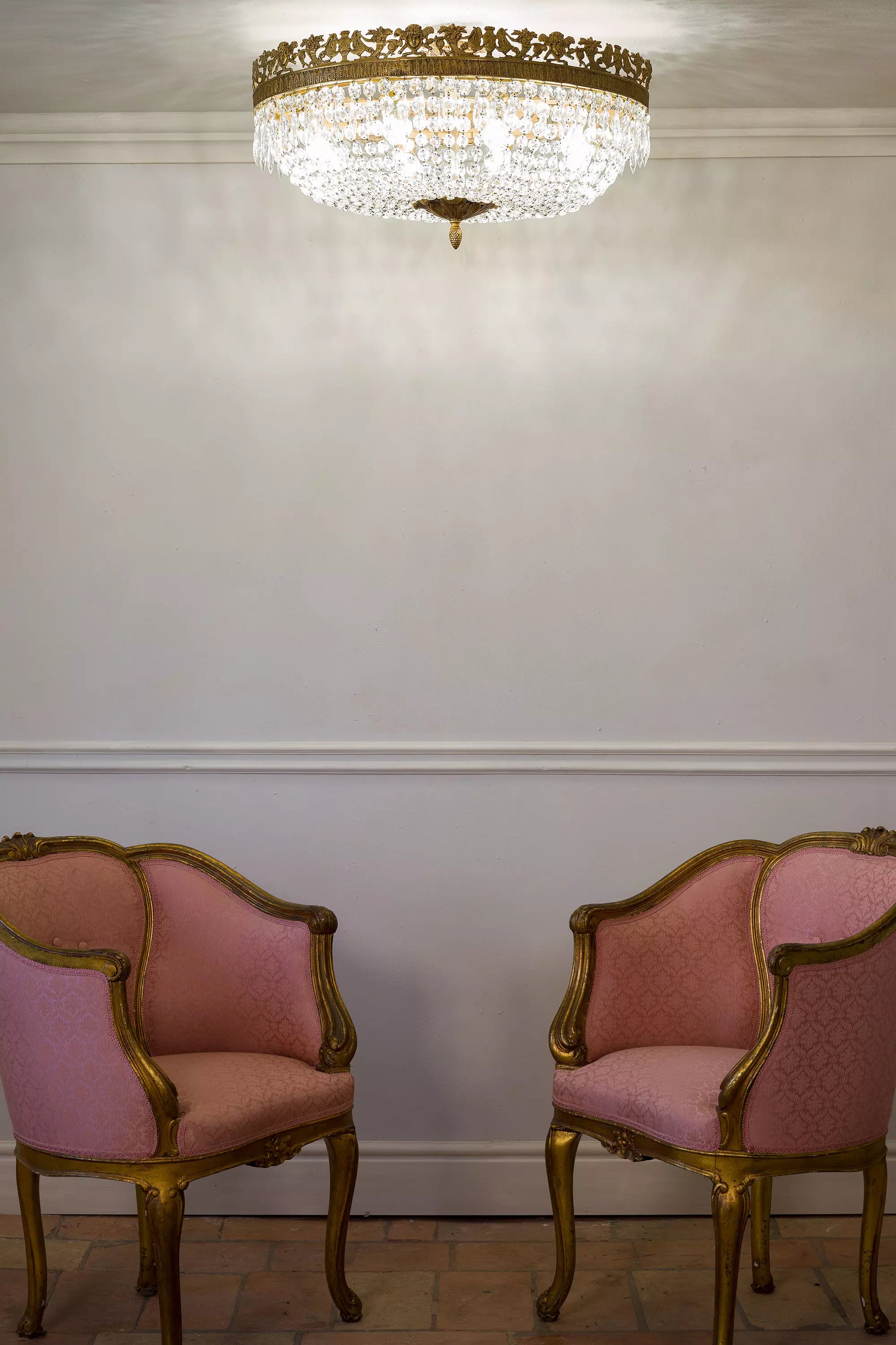 Lampadario di cristallo con poltrone Luigi XV. | Lo Stile Italiano