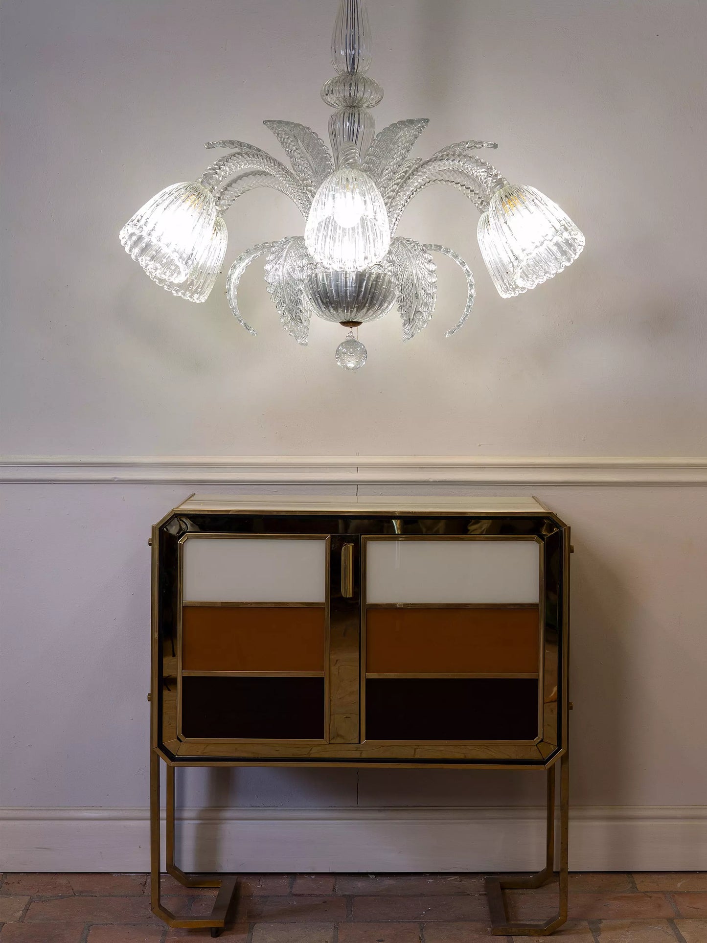 Lampadario mid century di Murano con credenza in vetro colorato di Murano.| Lo Stile Italiano