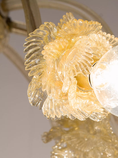 Dettaglio dei fiori in vetro soffiato con riflessi dorati su lampadario Murano vintage.| Lo Stile Italiano