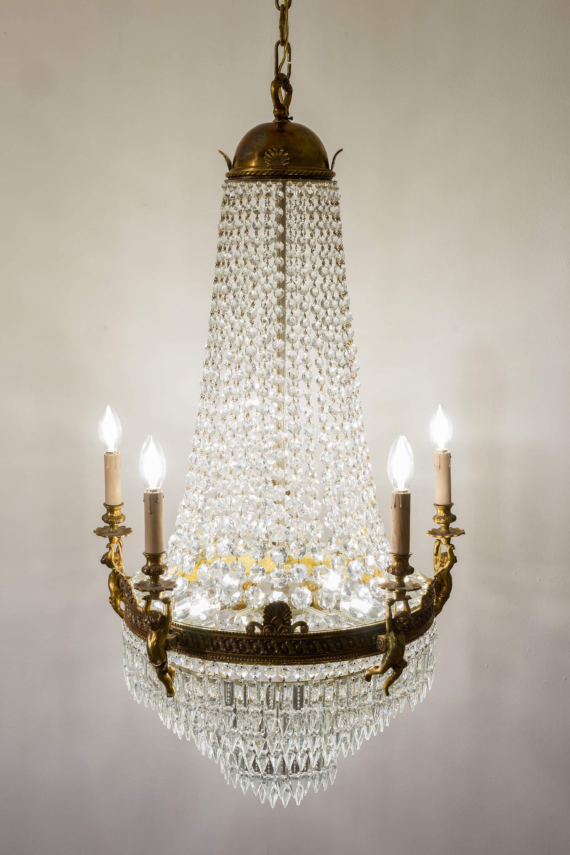 Lampadario dal Design Classico con Elementi Ornamentali in Vetro e Cristallo. | Lo Stile Italiano