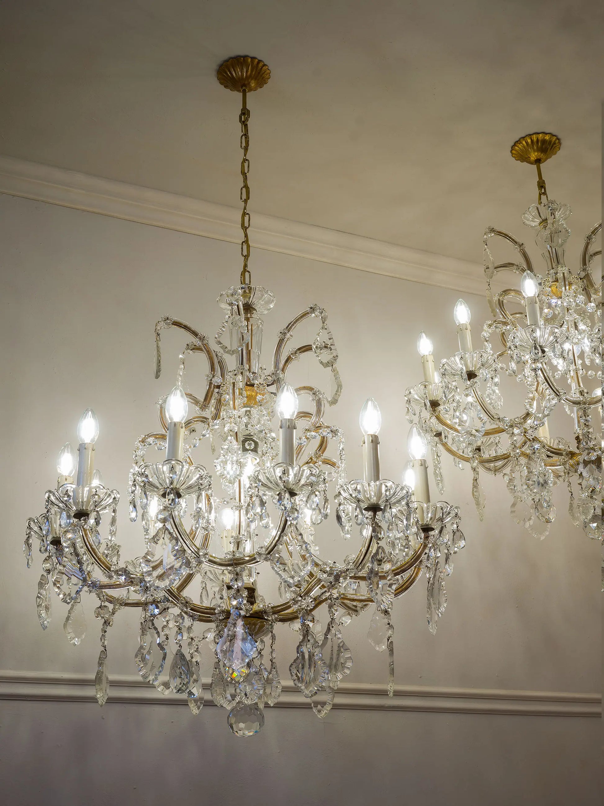 Lampadari antichi stile Maria Teresa con struttura dorata e cristalli molat | Lo Stile Italiano