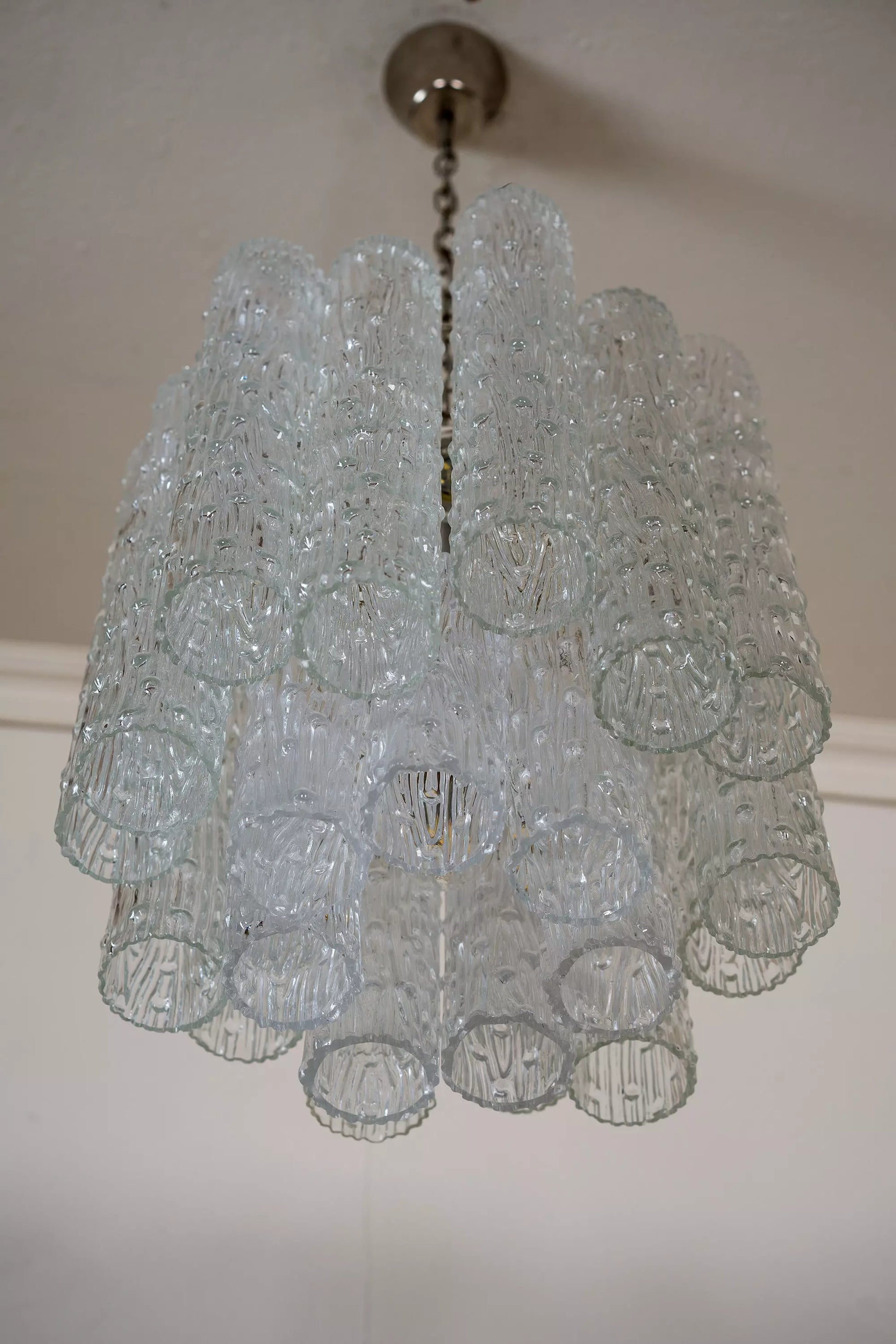 Elegante lampadario Venini anni '60 con struttura in metallo nichelato e vetro di Murano.| Lo Stile Italiano