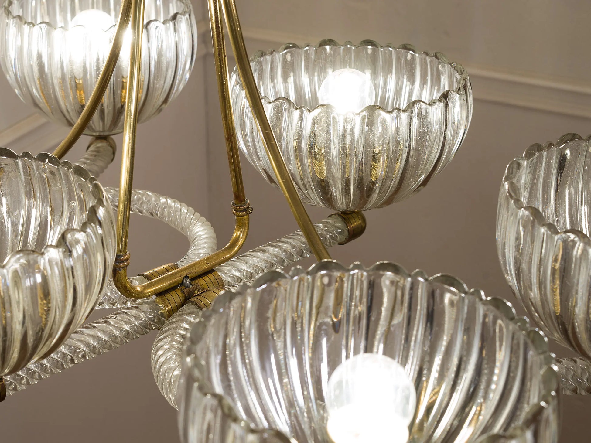 Lampadario di Murano in stile Art Déco illuminato da sei luci. | Lo Stile Italiano