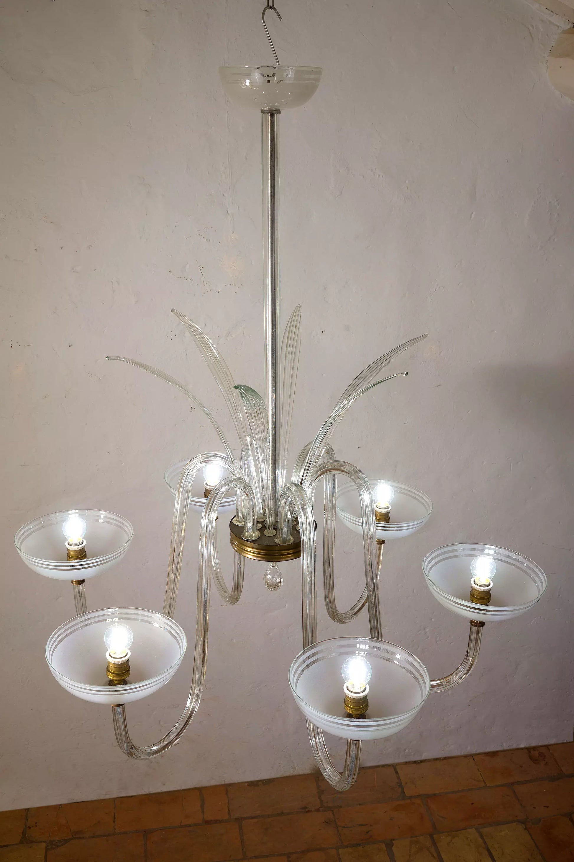Lampadario Venini con ampie volte che terminano con delle coppe in vetro decorano fasce circolari, realizzate con la tecnica dell'acido| Lo Stile Italiano