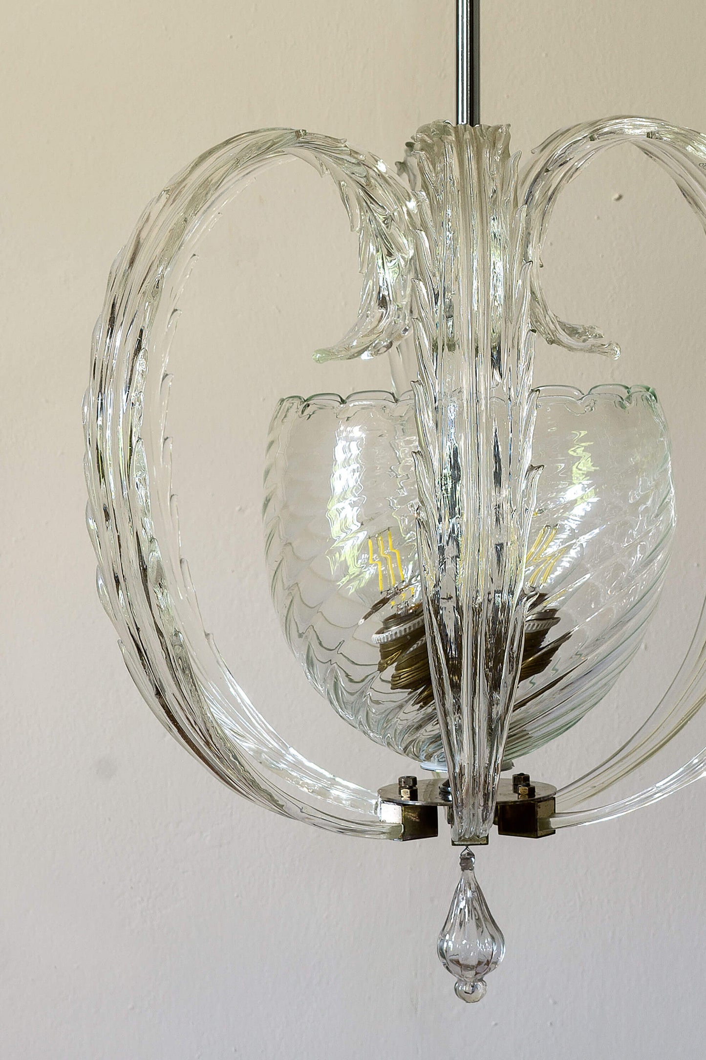 Elegante lampadario anni '40 con pendaglio a forma di goccia in veto di Murano. | Lo-Stile Italiano