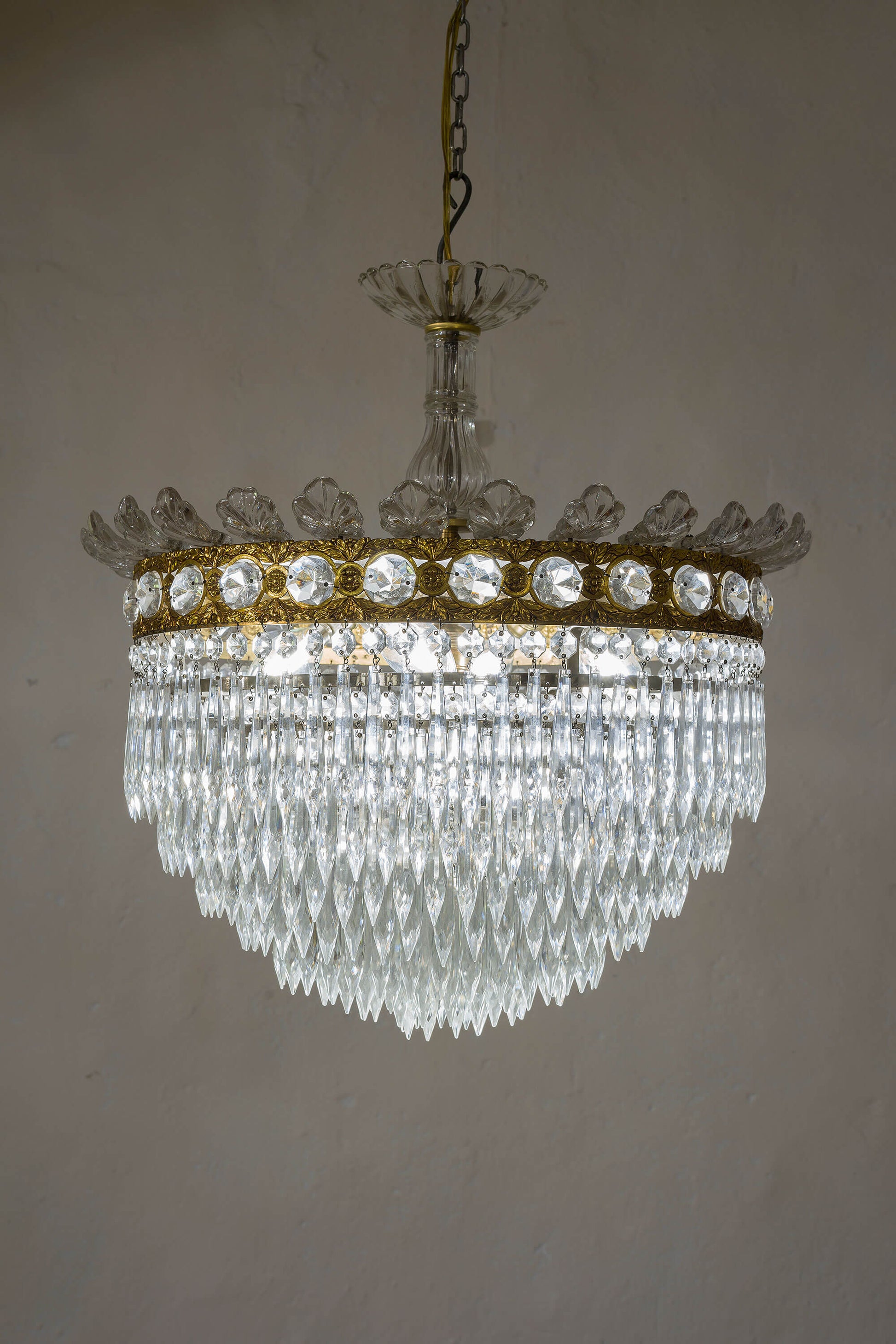 Bellissimo lampadario stile Impero con struttura in ottone cesellato e foglie di vetro nella parte superiore. | Lo Stile Italiano