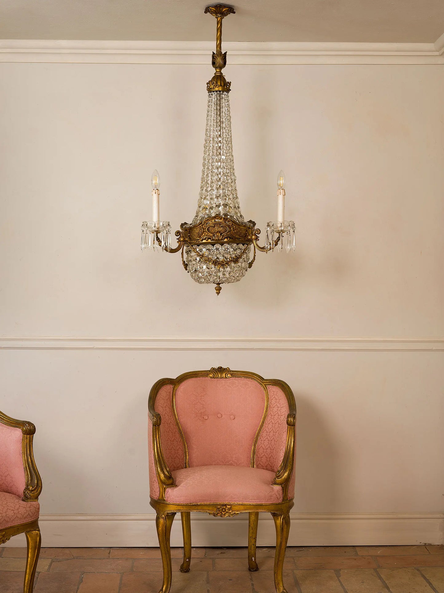 Lampadario stile impero fotografato insieme a poltroncine Napolene III . | Lo Stile Italiano